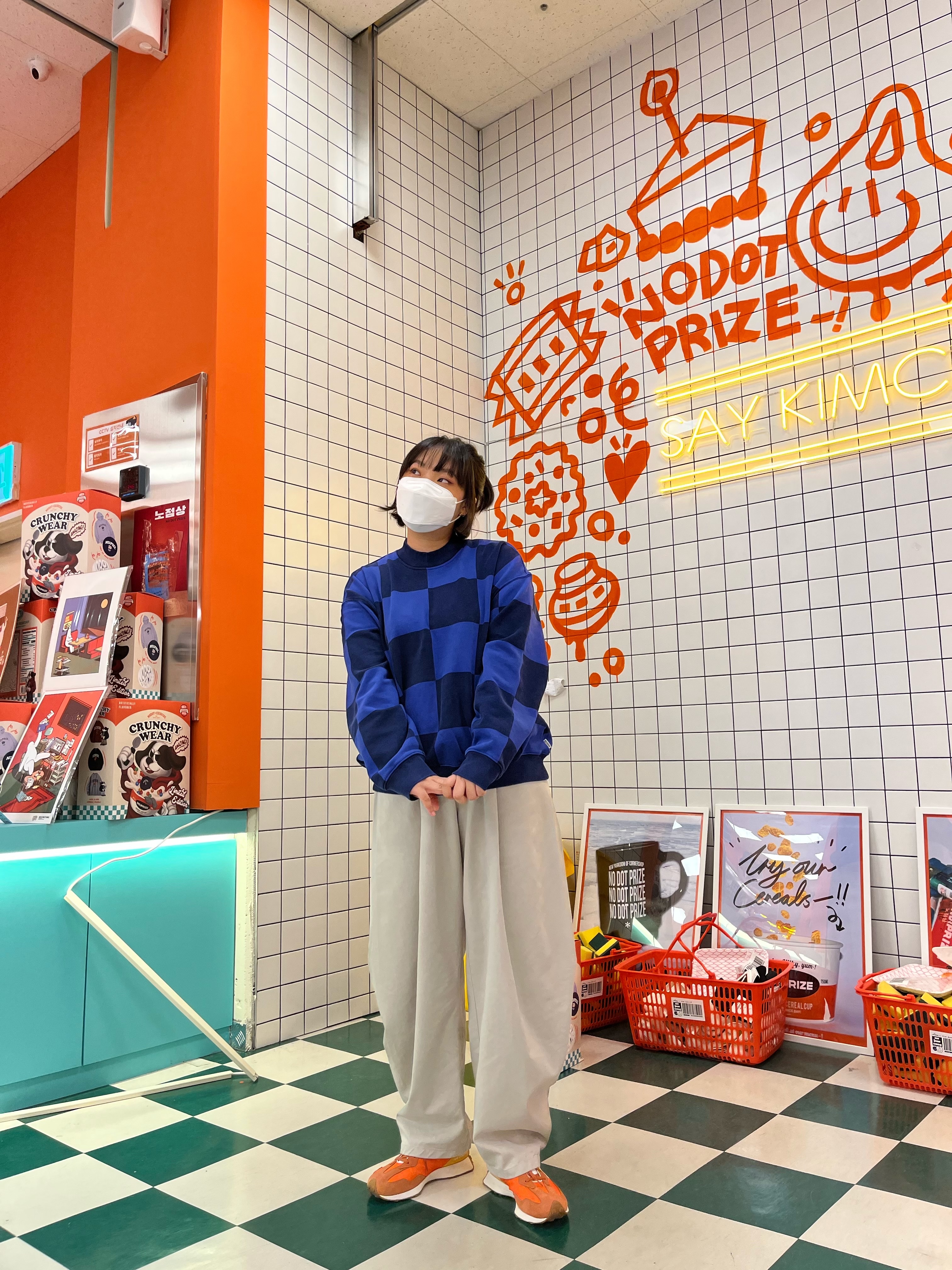 New Balance 327 Orange 착용 스타일 - 1