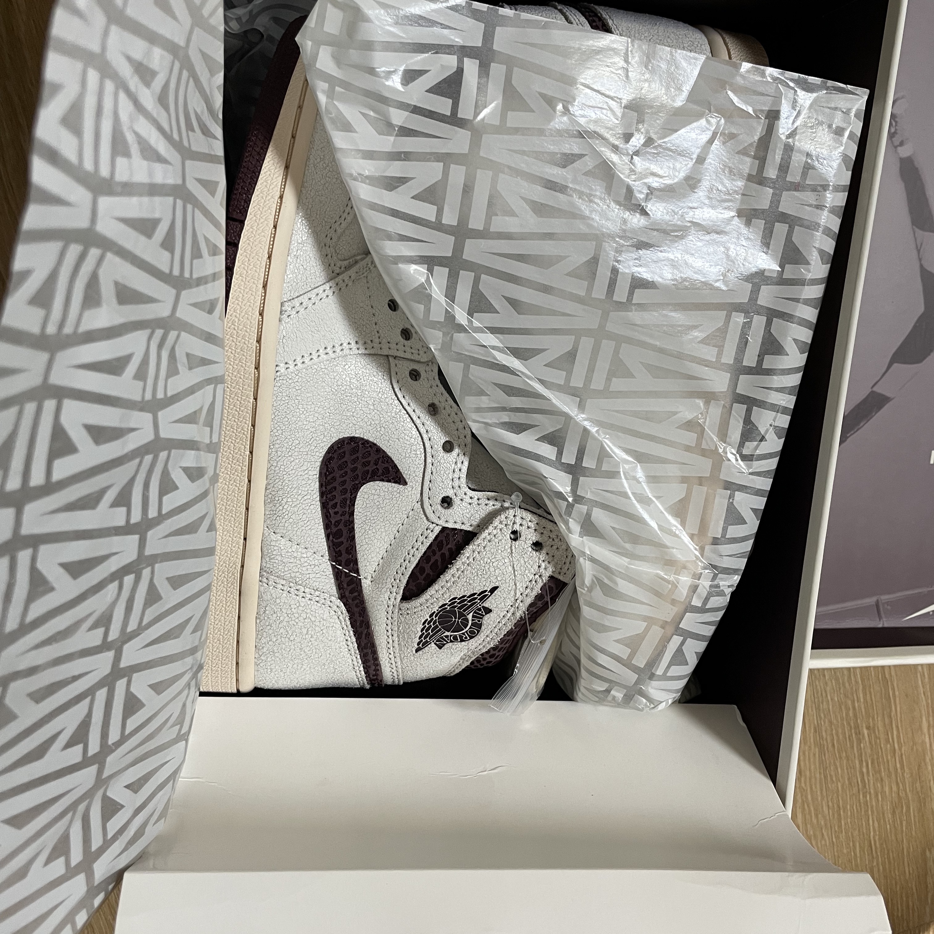 Jordan 1 x A Ma Maniere Retro High OG SP Sail and Burgundy 착용 스타일