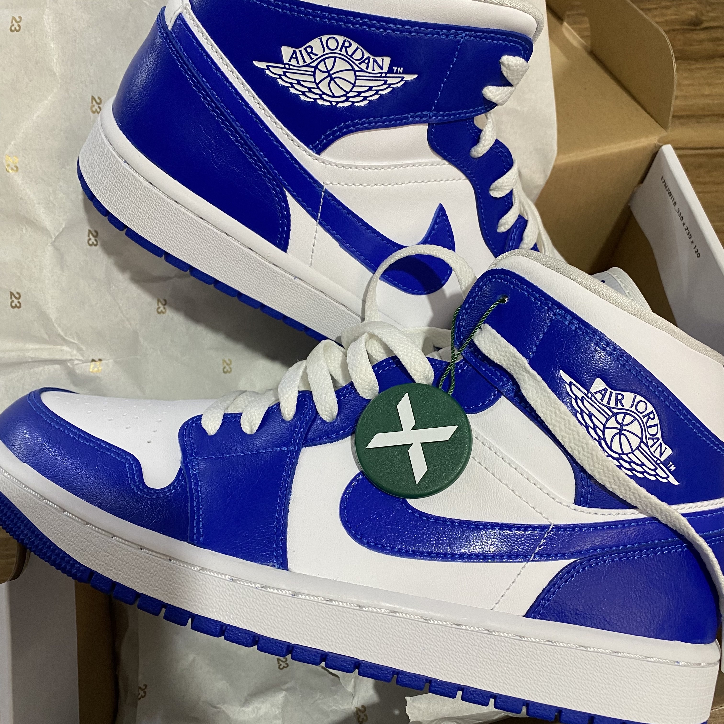 (W) Jordan 1 Mid White Hyper Royal 착용 스타일