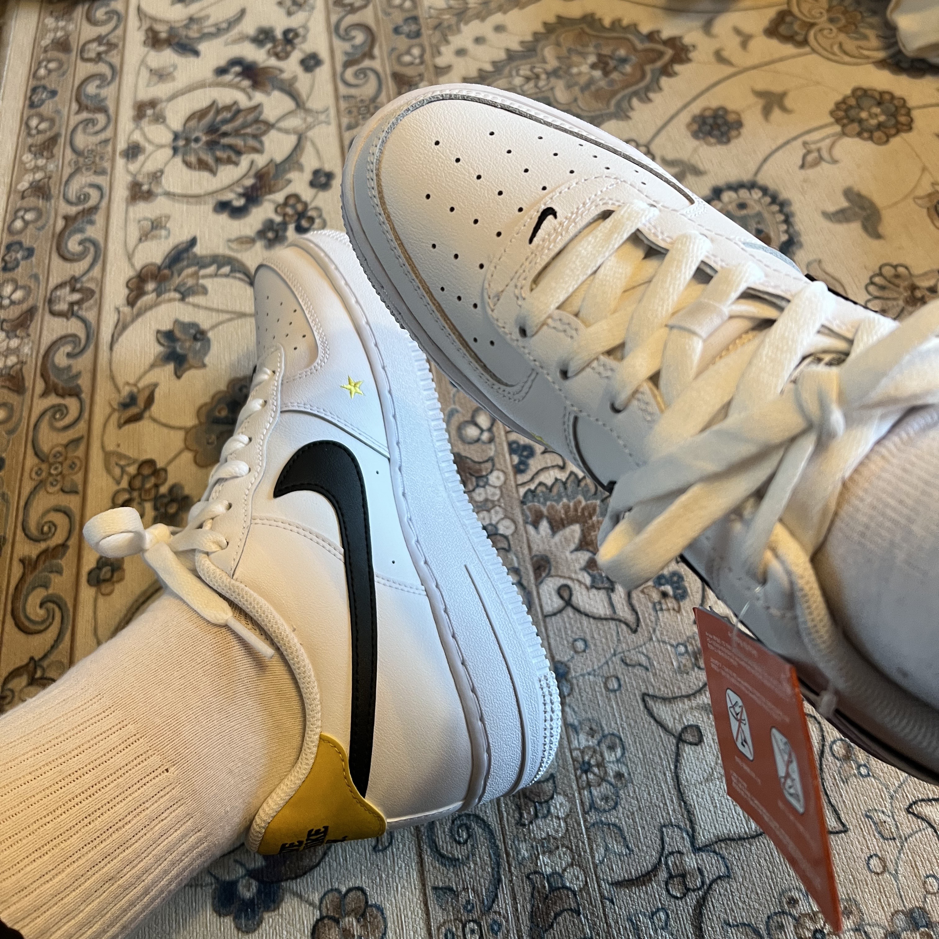 Nike Air Force 1 '07 LV8 2 Have a Nike Day 착용 스타일