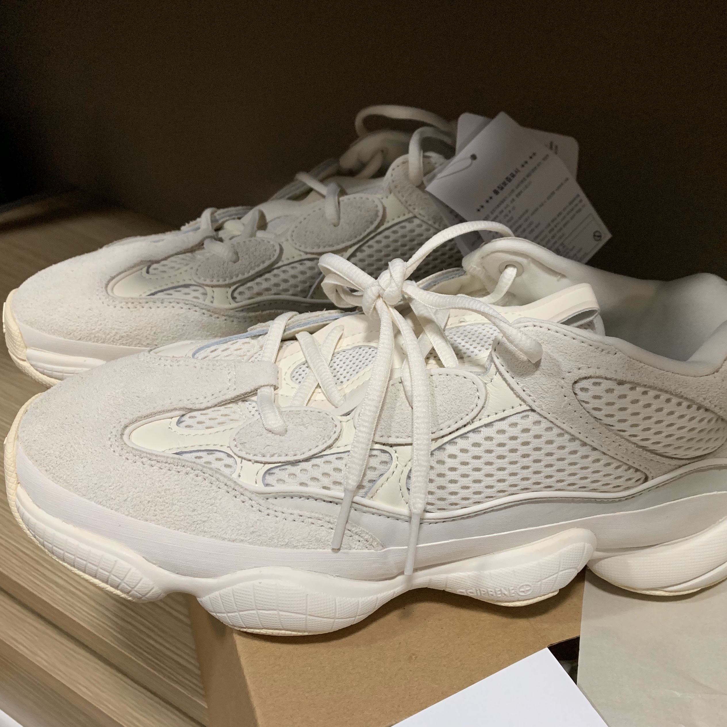 Adidas Yeezy 500 Bone White 착용 스타일
