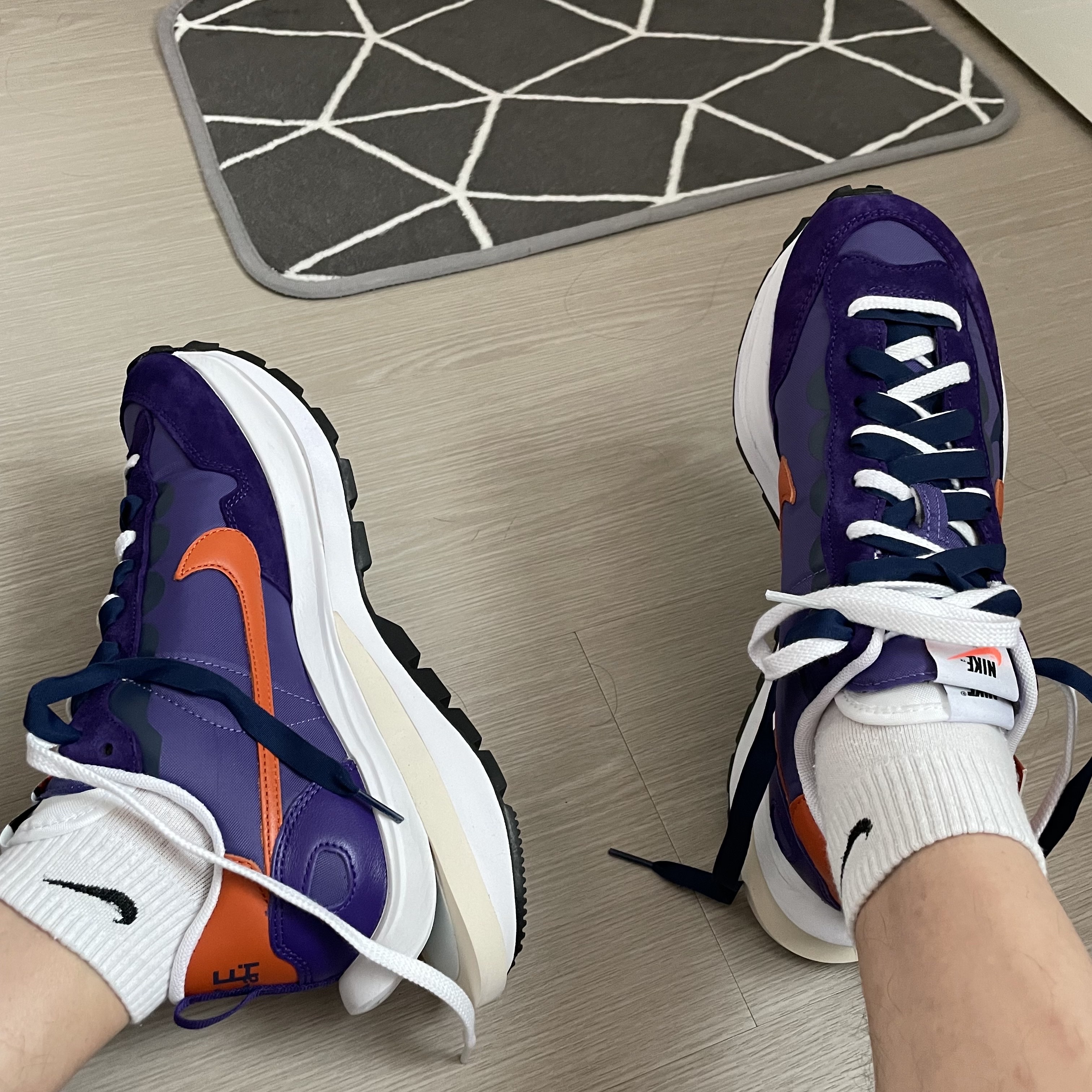 Nike x Sacai VaporWaffle Dark Iris 착용 스타일