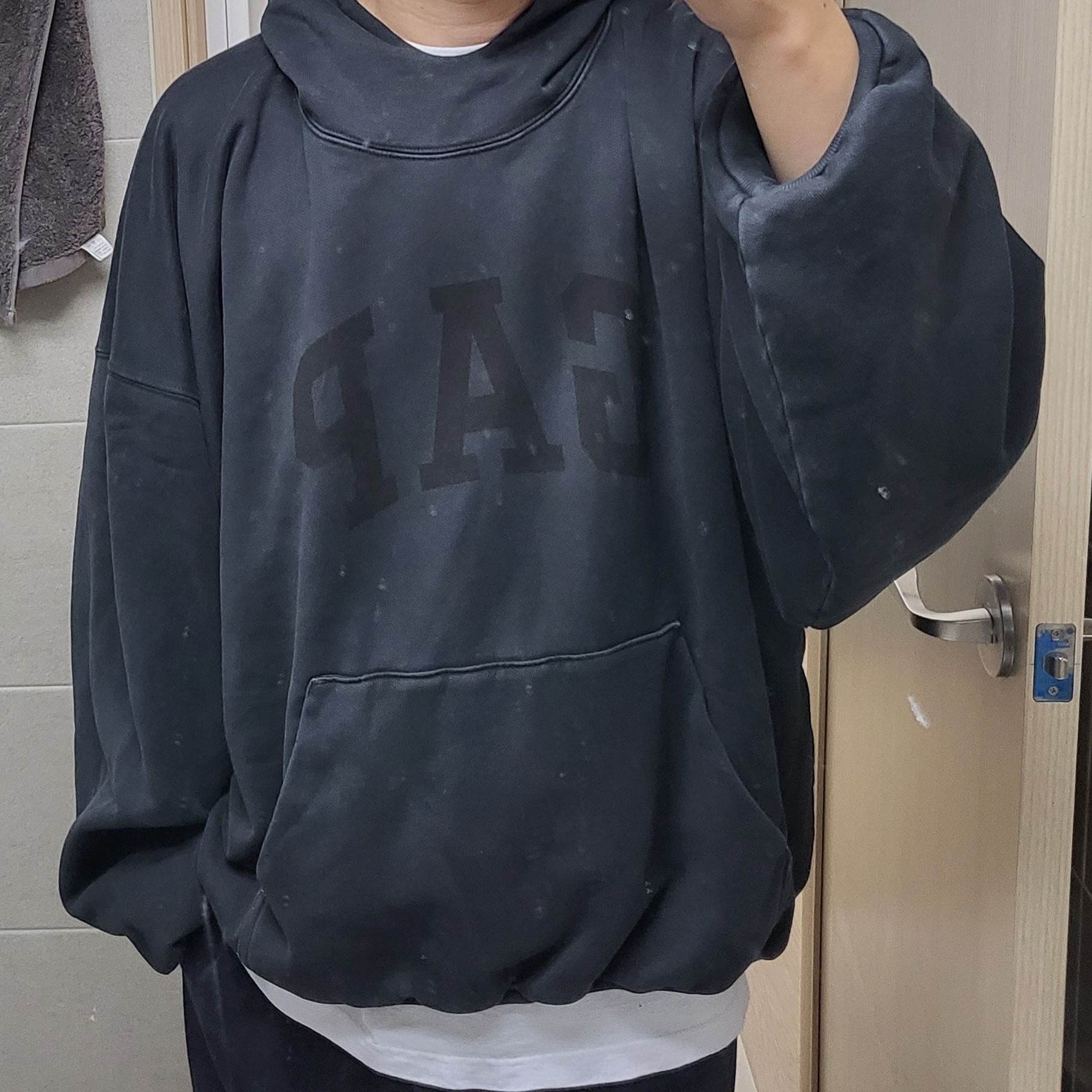 Yeezy Gap Engineered By Balenciaga Dove Hoodie Washed Black 착용 스타일 - 1