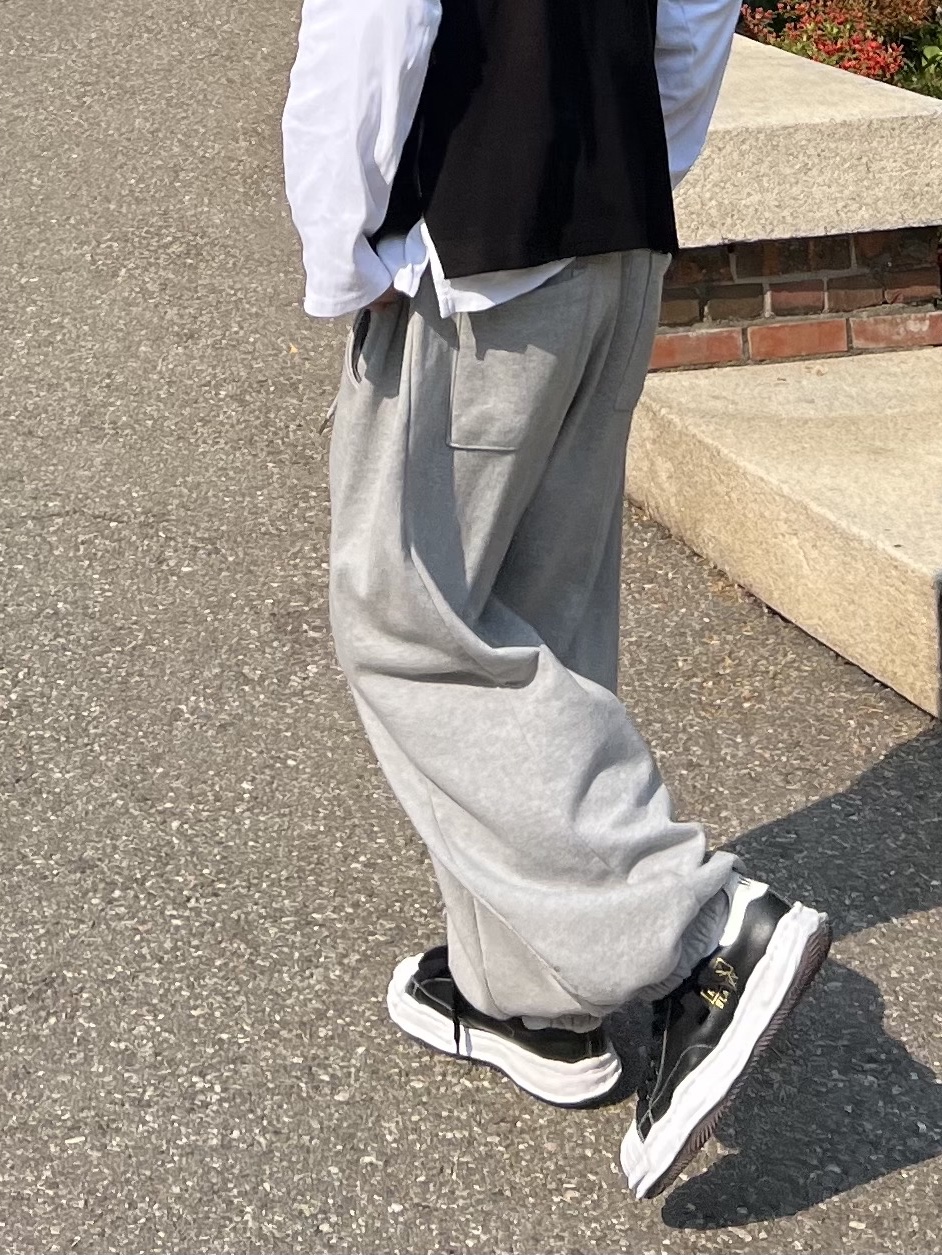 Maison Mihara Yasuhiro Blakey OG Sole Leather Low-top Sneakers Black, Adidas Superstar Premium Black White 착용 스타일 - 2