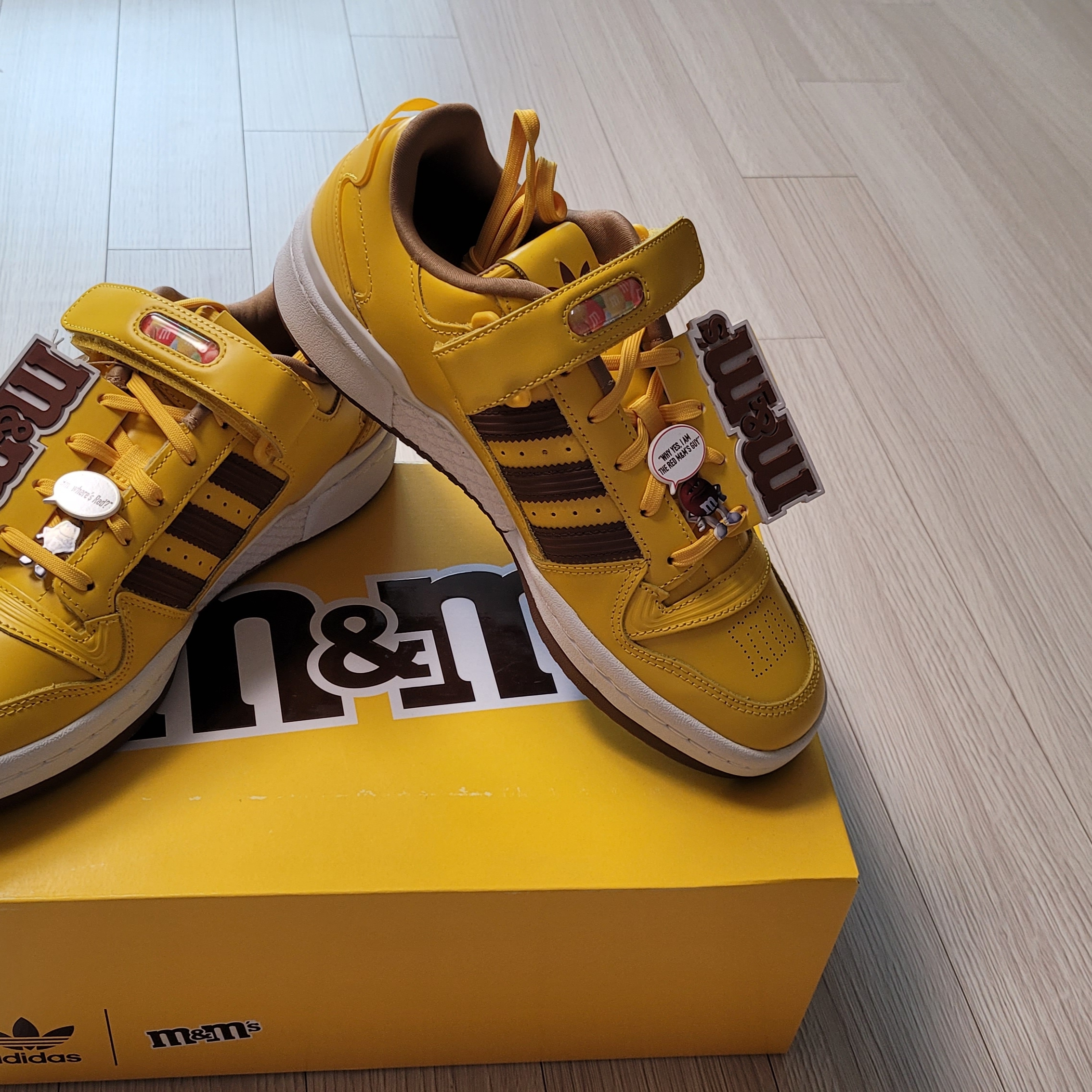 Adidas x M&Ms Forum 84 Low Yellow 착용 스타일 - 4