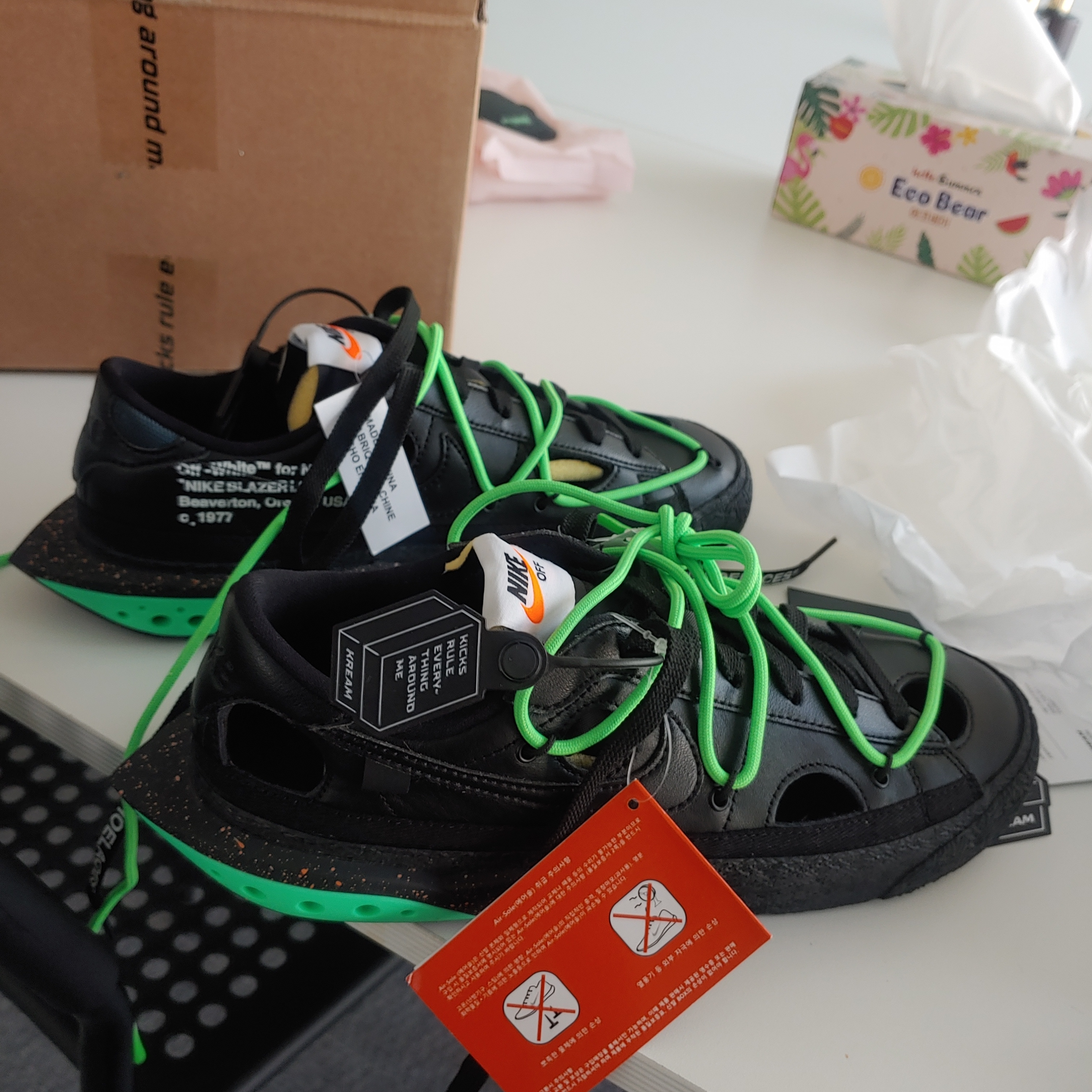 Nike x Off-White Blazer Low '77 Black and Electro Green 착용 스타일 - 1