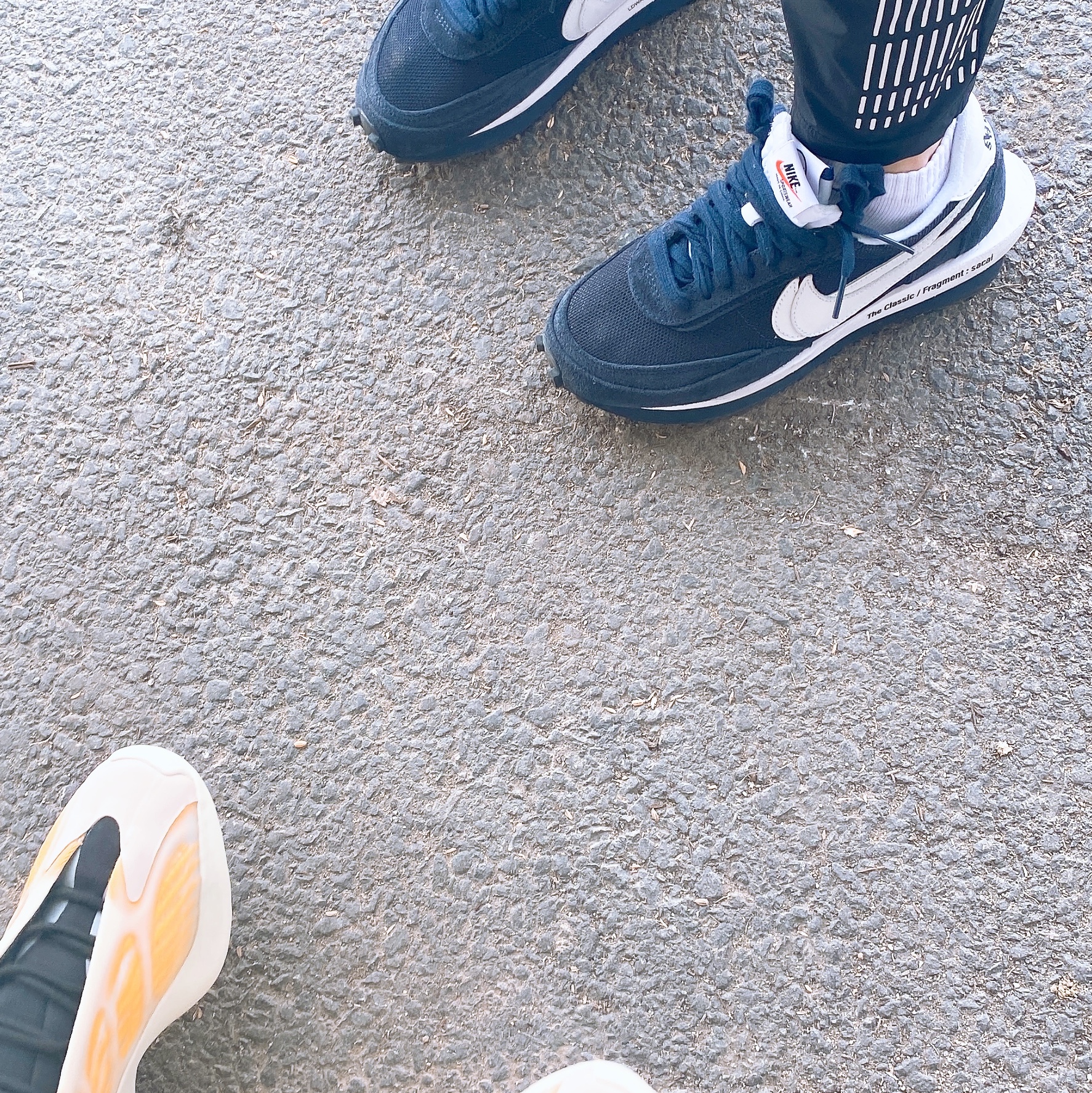 Nike x Sacai x Fragment LDWaffle Blackened Blue, Adidas Yeezy 700 V3 Mono Safflower 착용 스타일 - 3