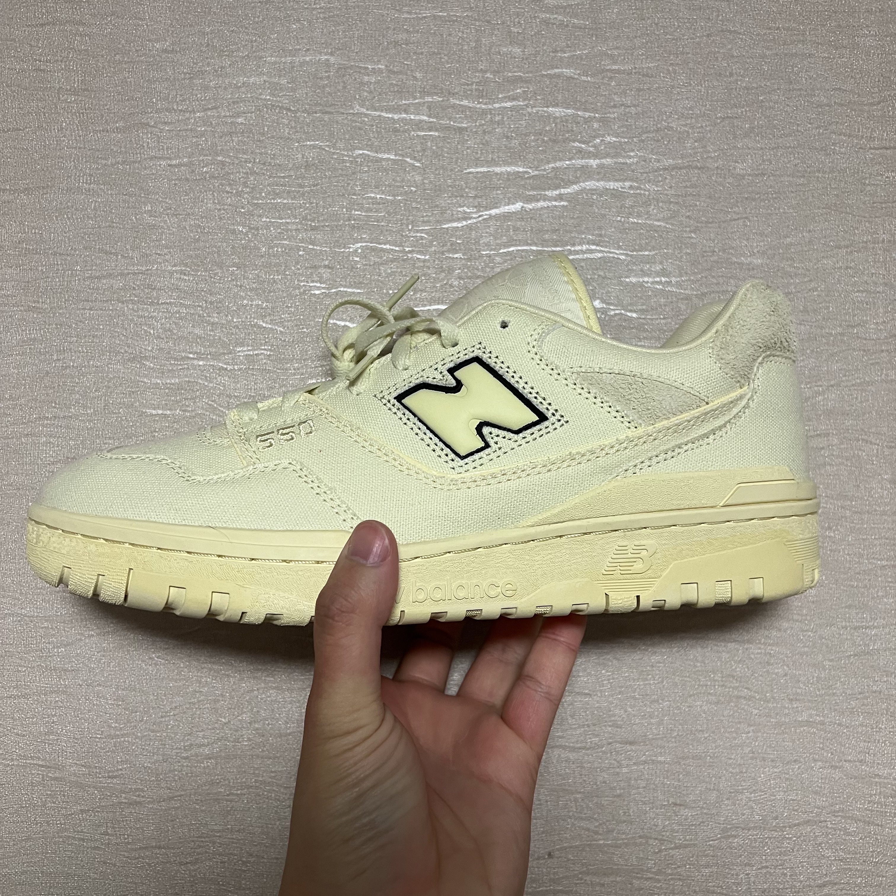 New Balance x Joe Freshgoods 550 Conversations Amongst Us Beige - 2E Wide 착용 스타일 - 3