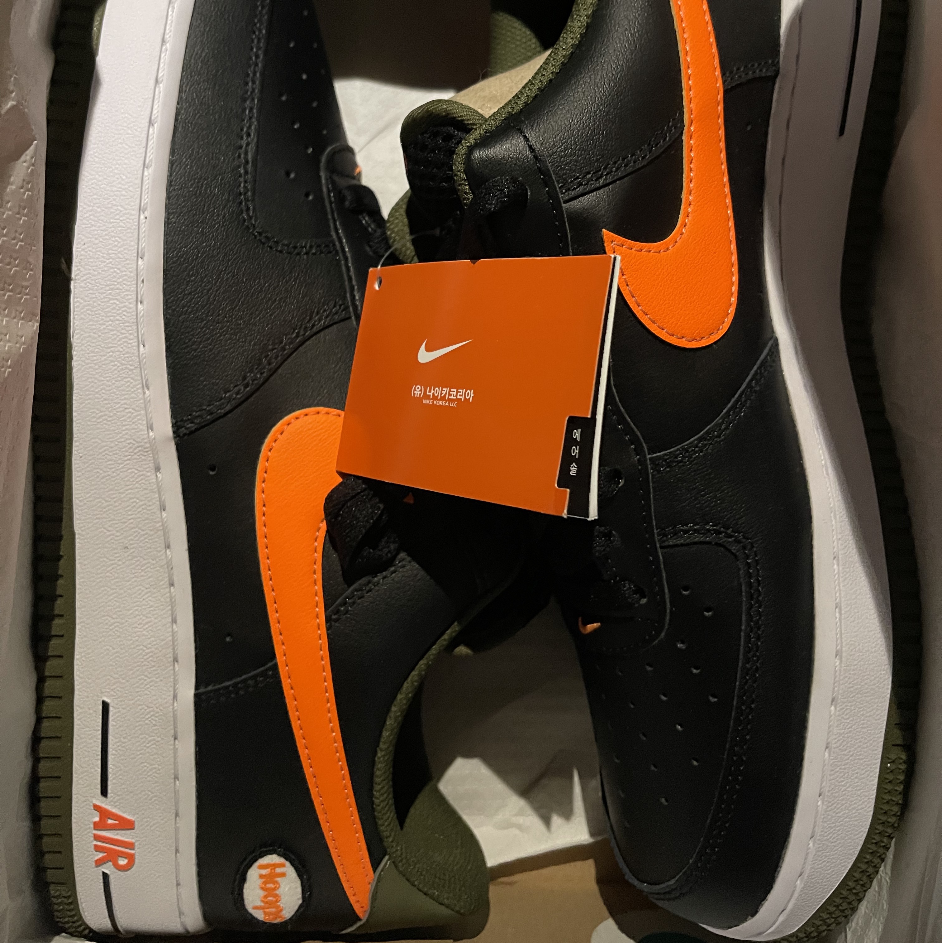 Nike Air Force 1 '07 LV8 Black Total Orange 착용 스타일