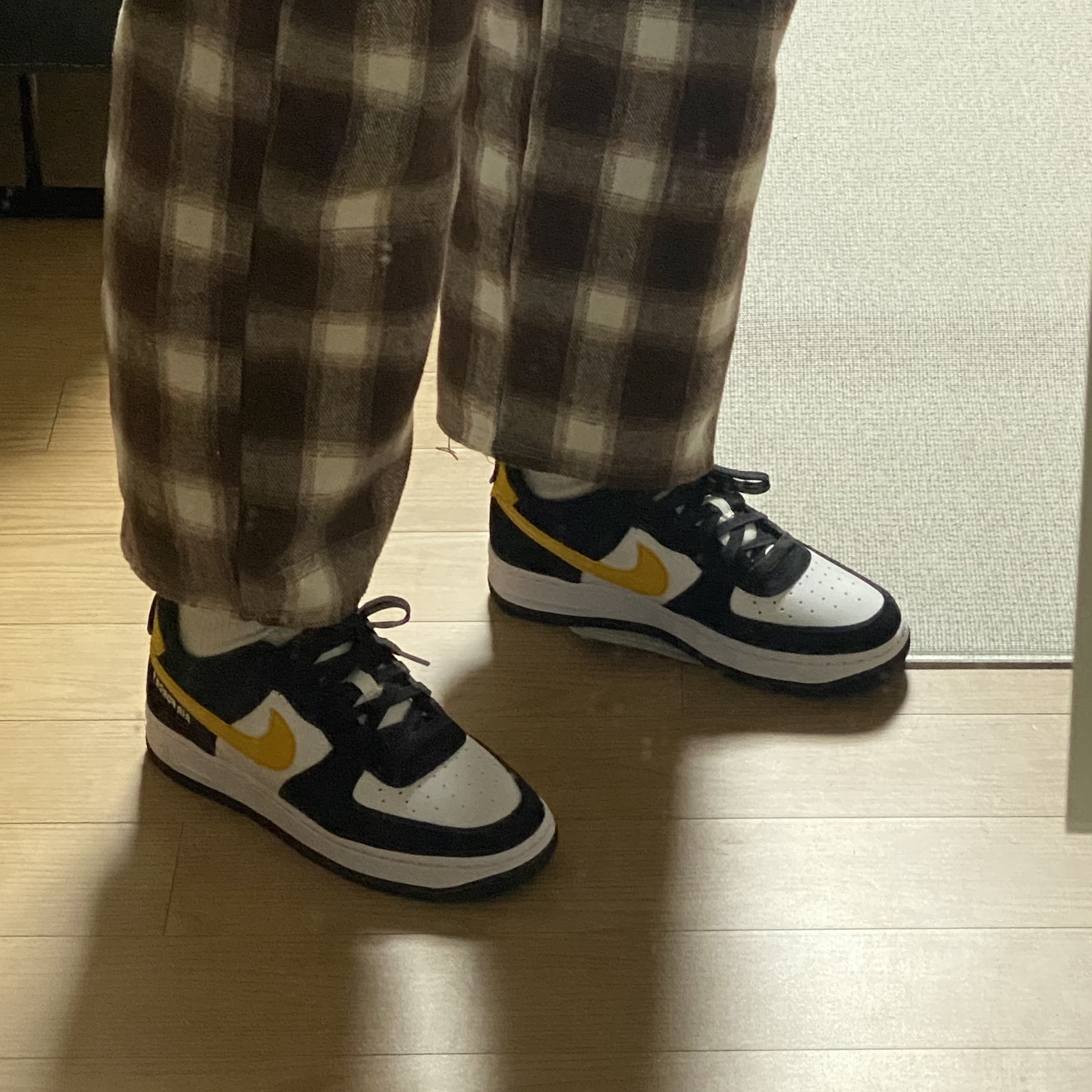 Nike Air Force 1 '07 LV8 Athletic Club Black Dark Sulfur, (GS) Nike Air Force 1 LV8 Athletic Club Black Dark Sulfur 착용 스타일 - 3