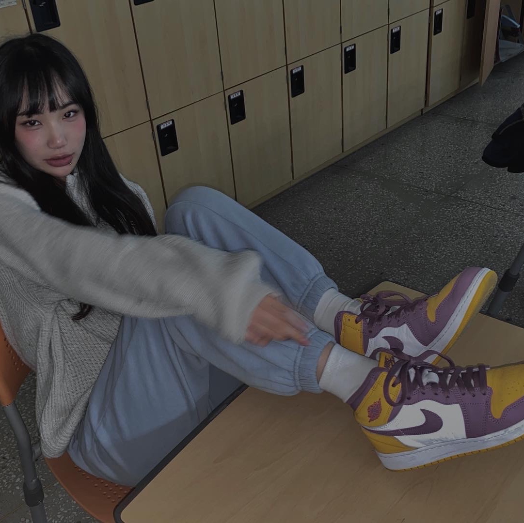 (GS) Jordan 1 Retro High OG University Gold Light Bordeaux 착용 스타일 - 1