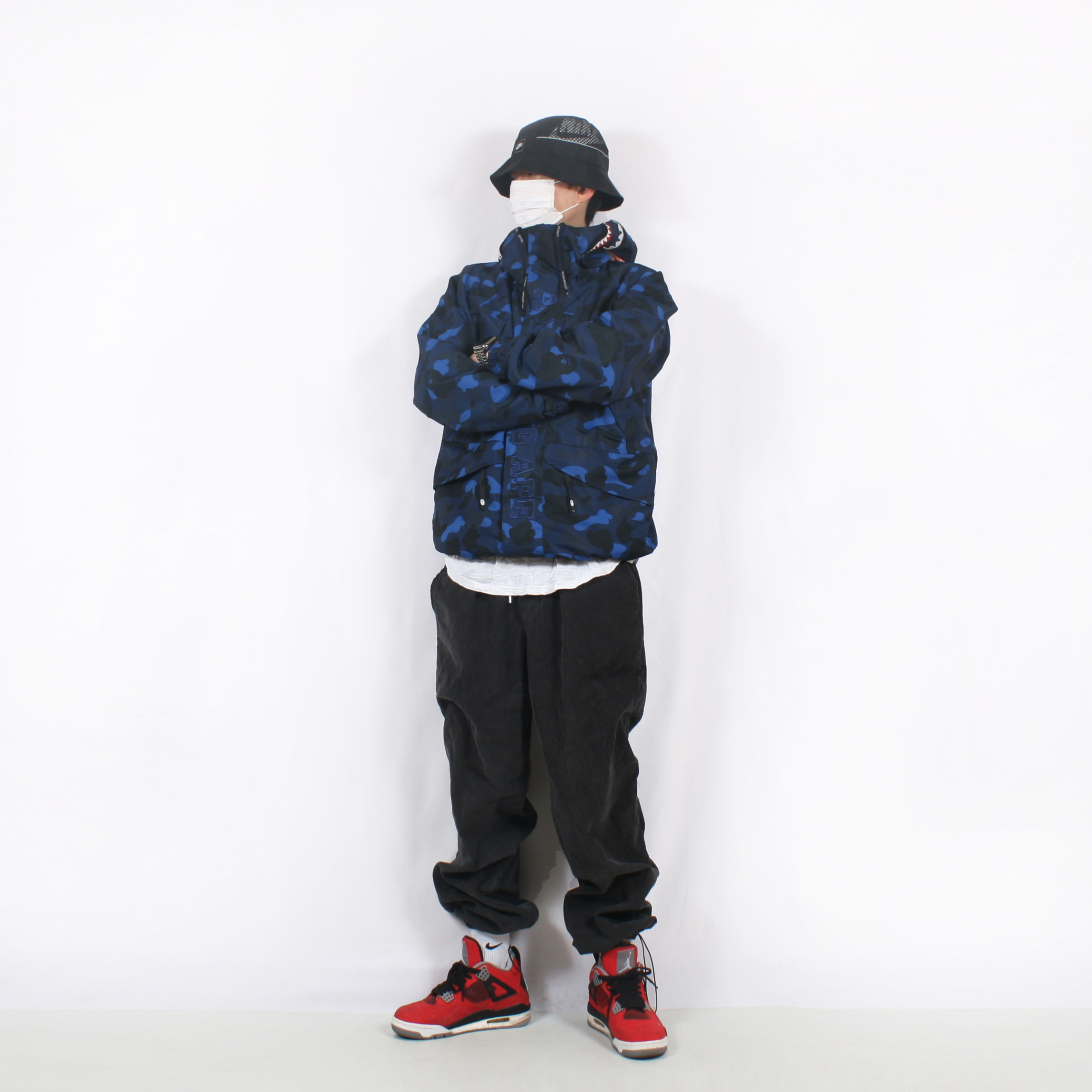 Jordan 4 Retro Toro Bravo, BAPE Storm College T-Shirt White Blue 착용 스타일