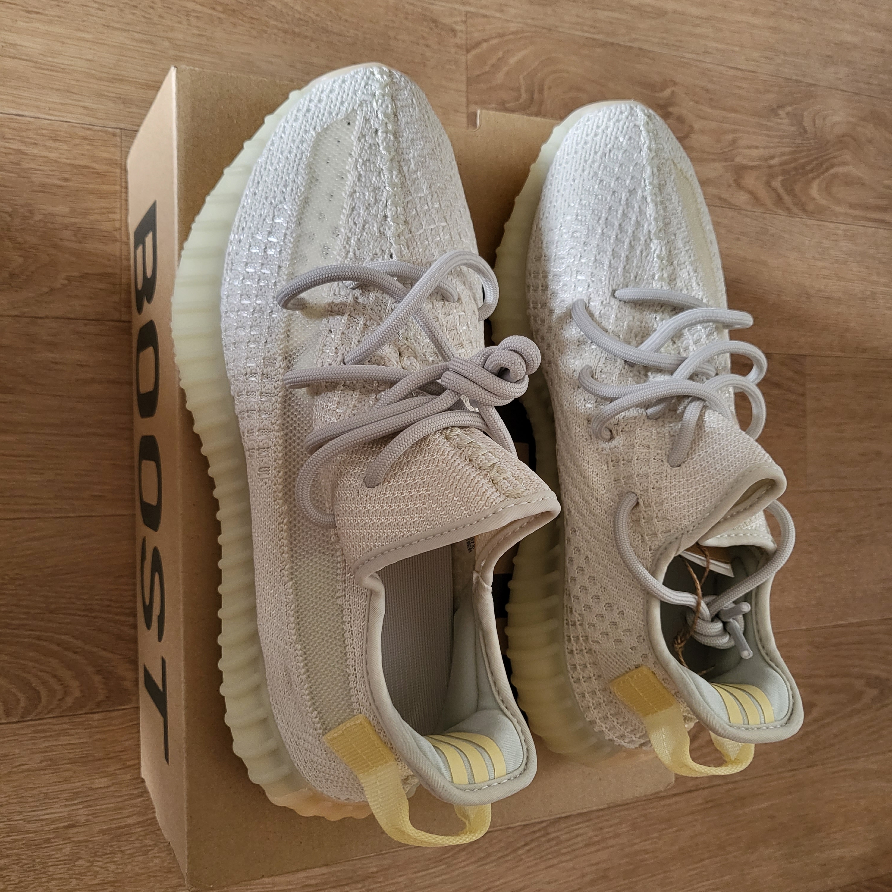 Adidas Yeezy Boost 350 V2 Light 착용 스타일 - 3
