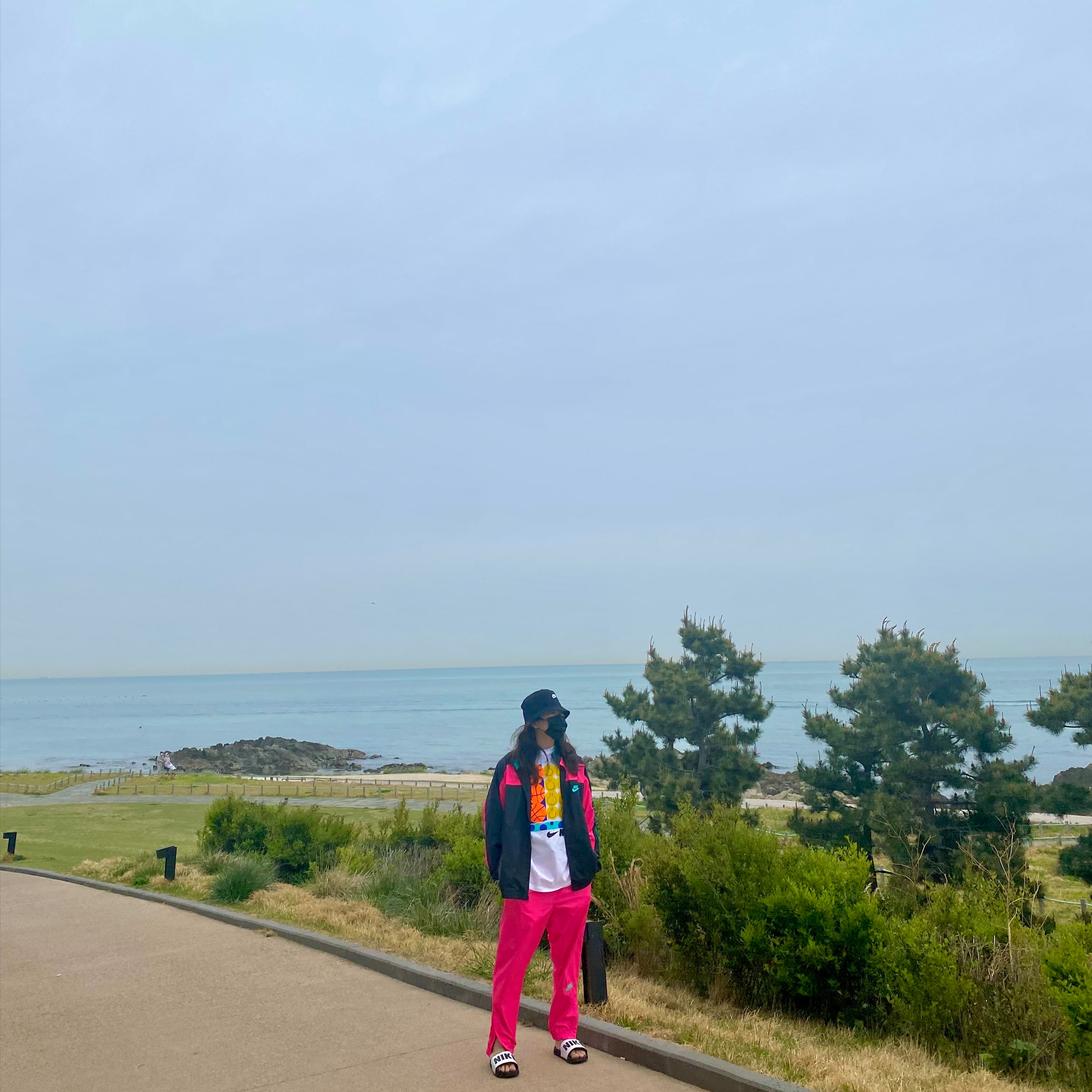 Nike x Atmos NRG Vintage PTHWK Track Jacket Black, Nike x Atmos NRG Vintage PTHWK Track Pants Hyper Pink 착용 스타일 - 1
