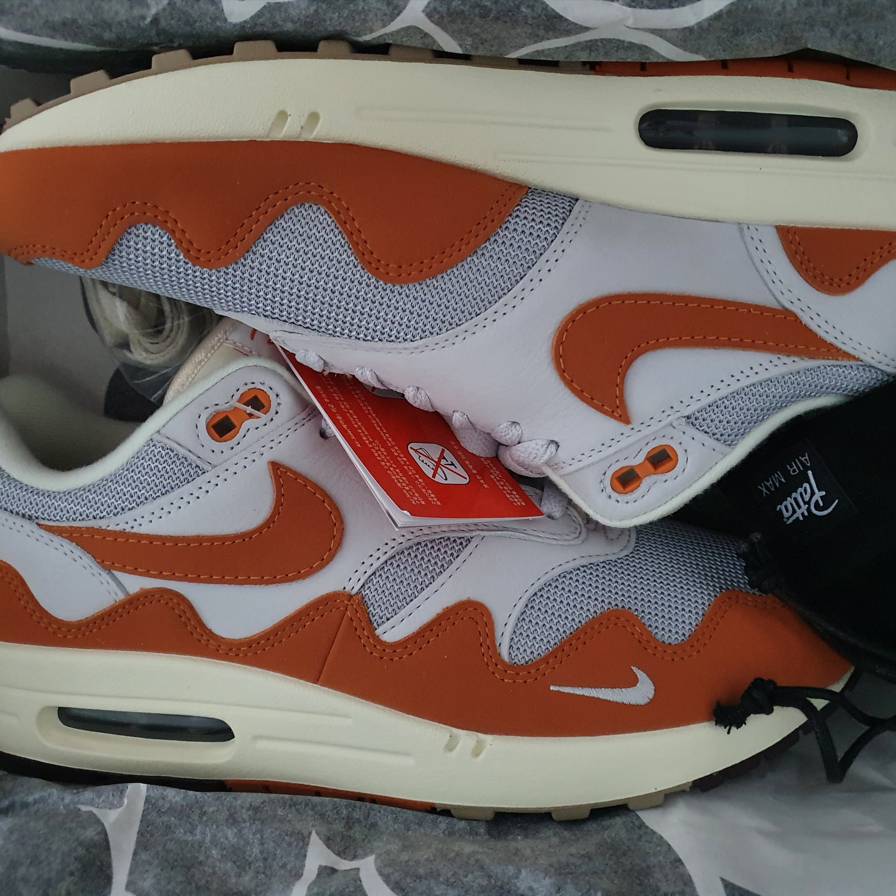 Nike x Patta Air Max 1 Monarch 착용 스타일