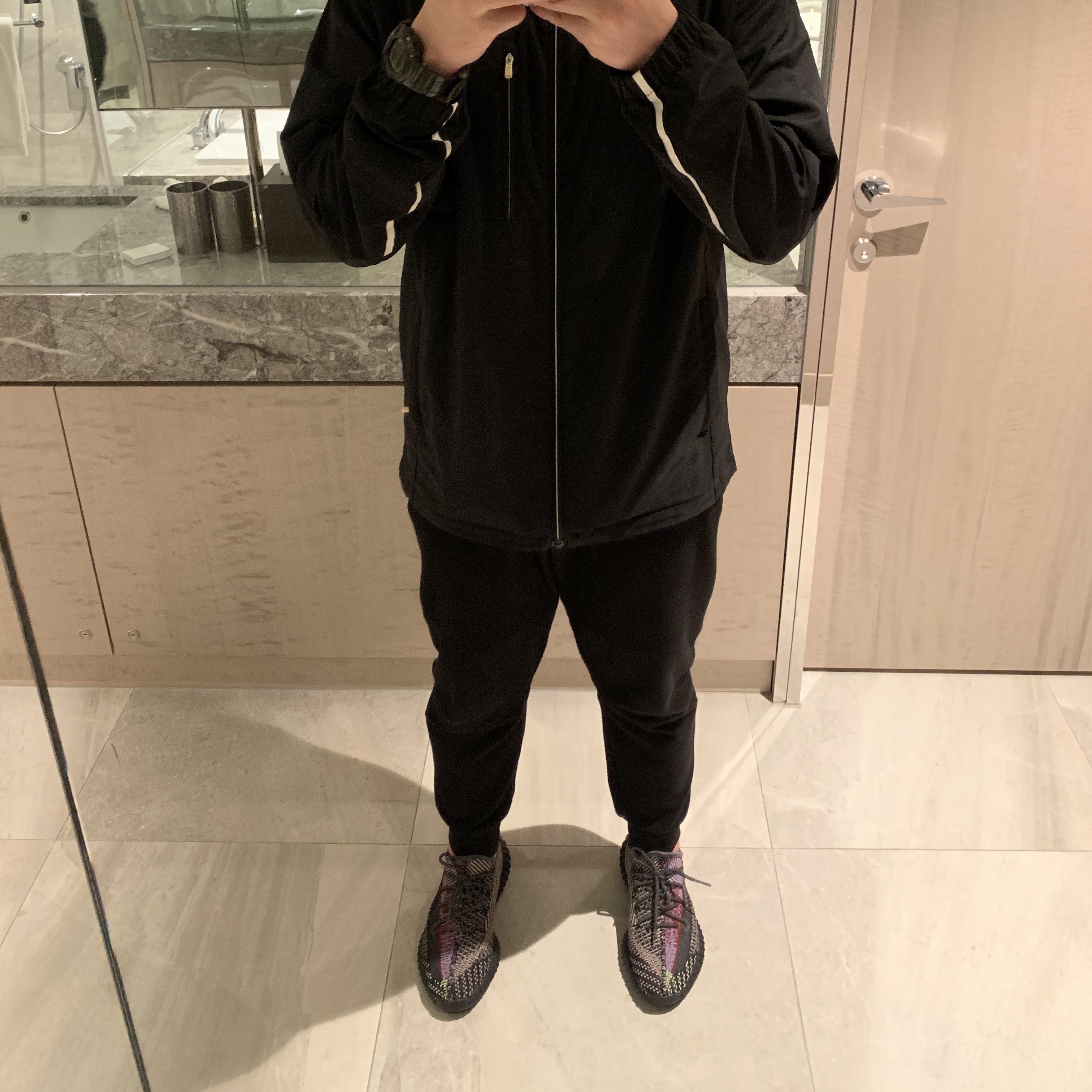 Adidas Yeezy Boost 350 V2 Yecheil - Non-Reflective 착용 스타일