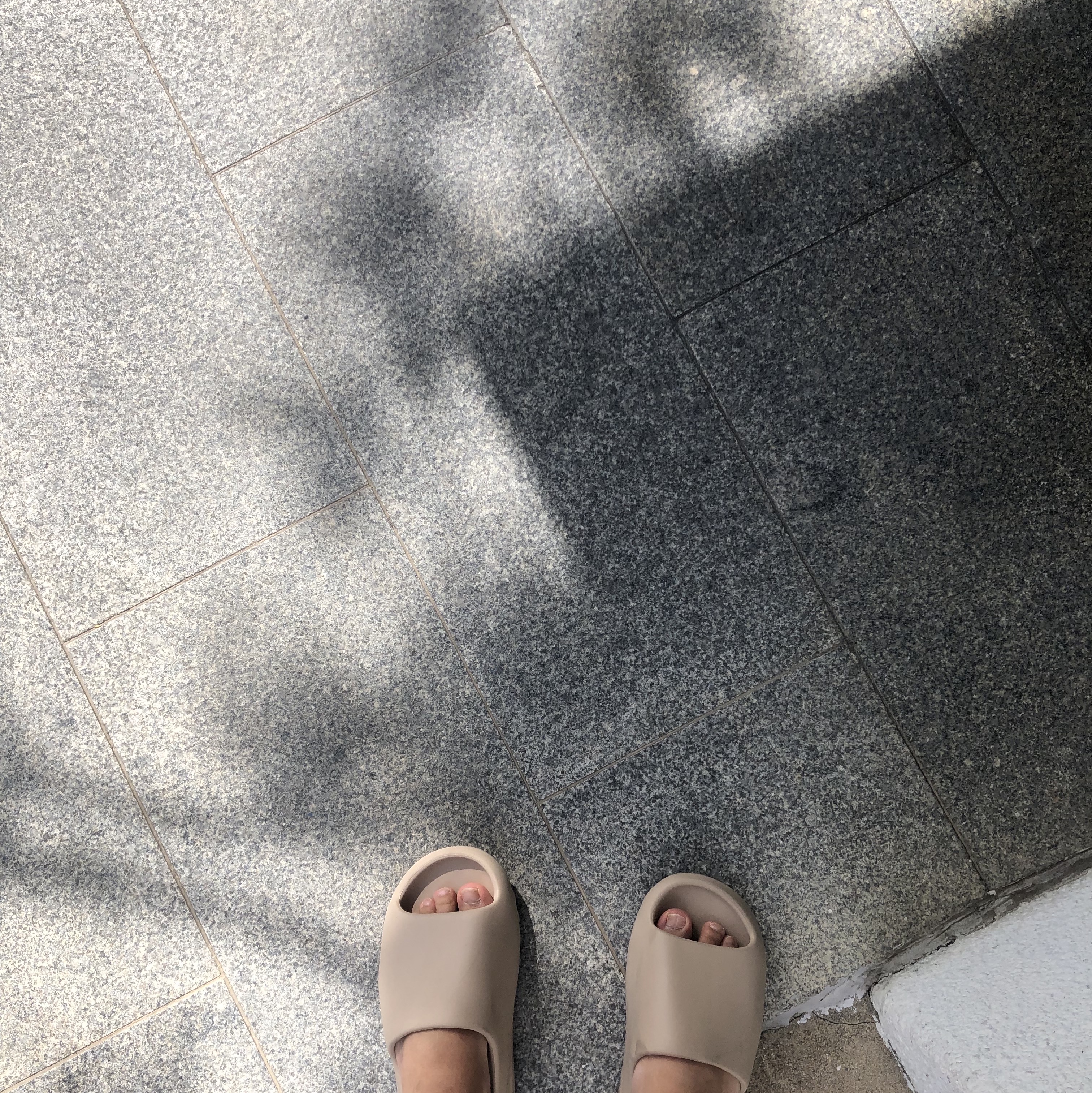Adidas Yeezy Slide Pure 착용 스타일