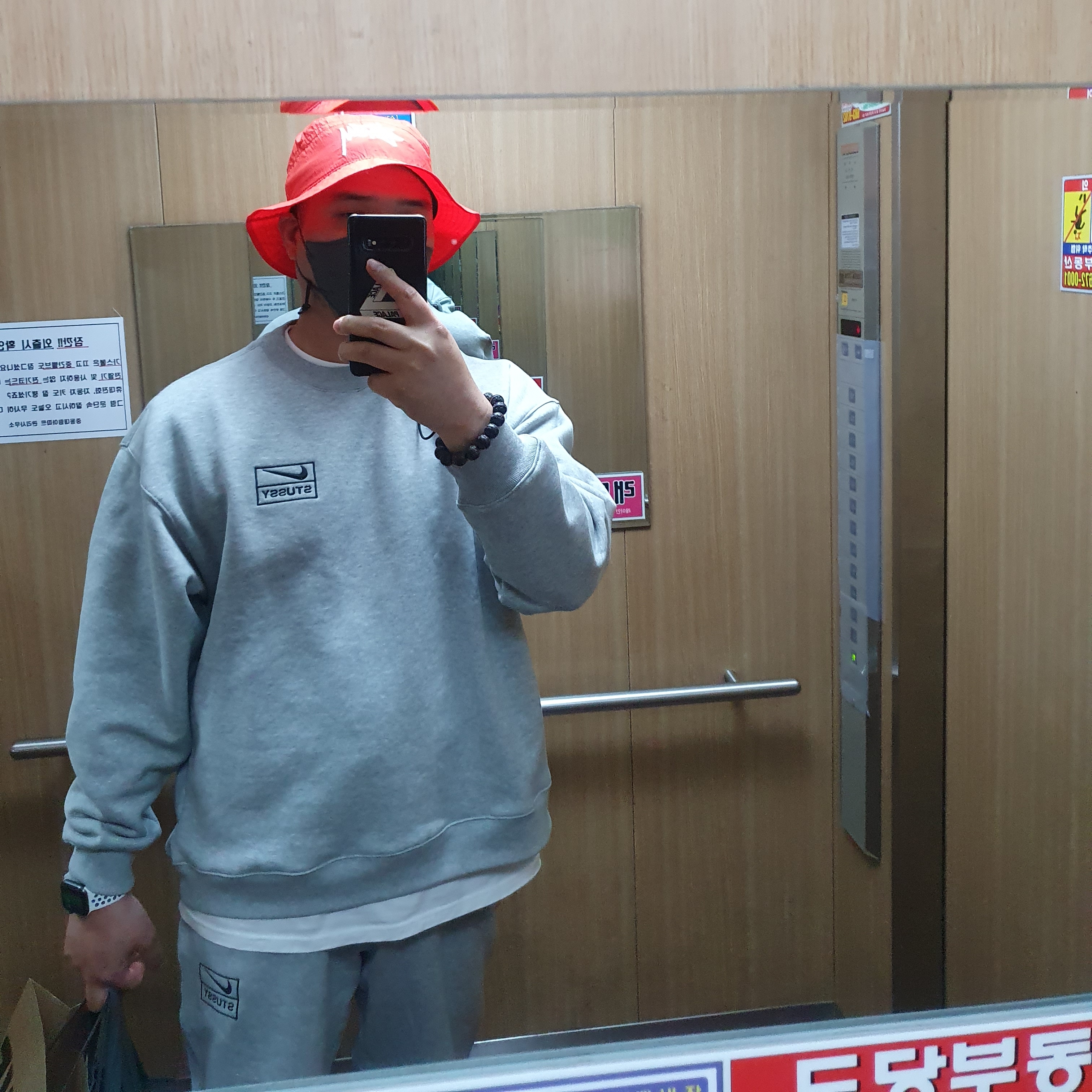 Nike x Stussy Bucket Hat Habanero Red, Nike x Stussy NRG BR Crew Fleece Grey 착용 스타일
