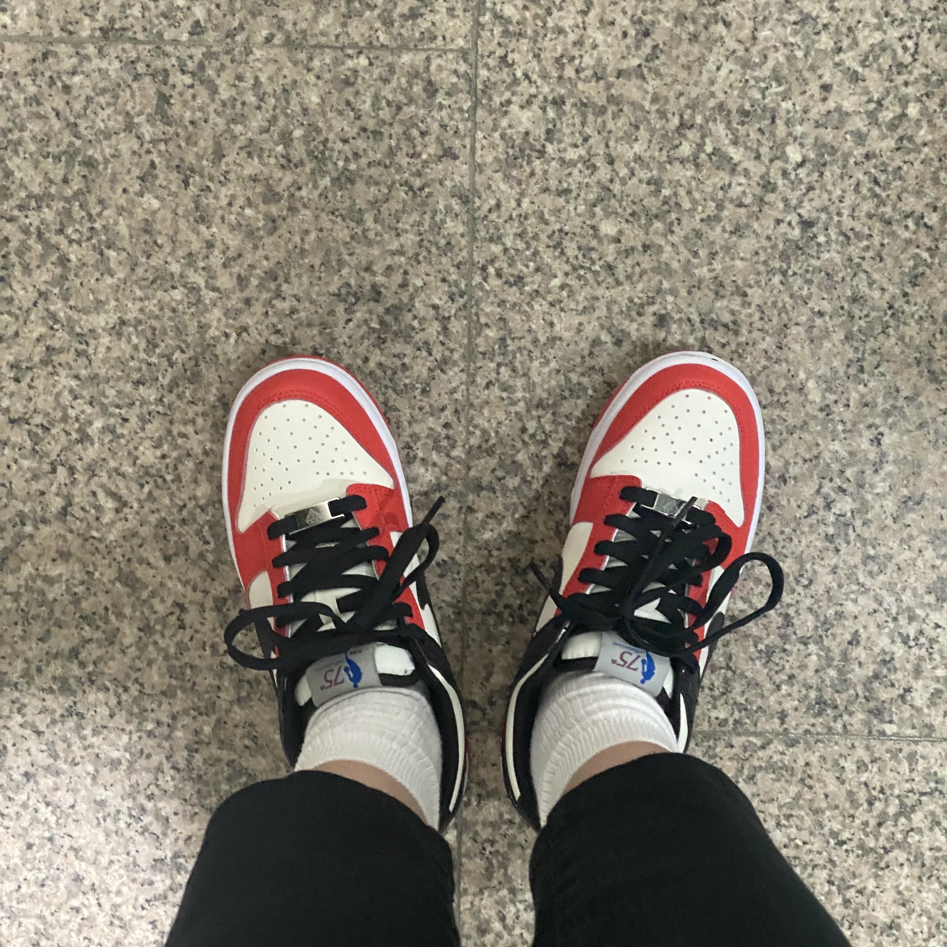 (GS) Nike x NBA Dunk Low Black and Chile Red 착용 스타일 - 1