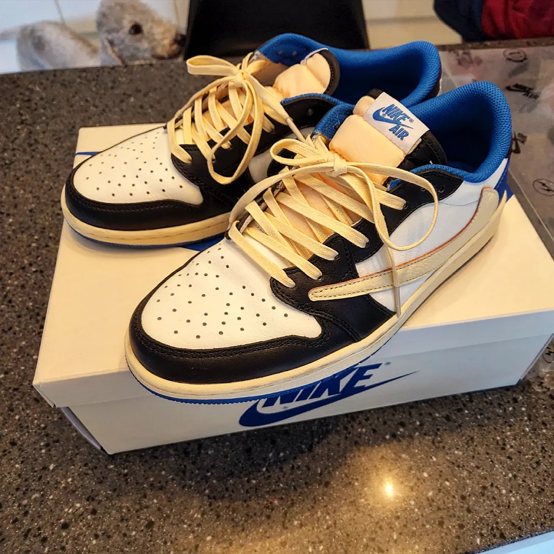 Jordan 1 x Travis Scott x Fragment Retro Low OG SP Military Blue 착용 스타일 - 1