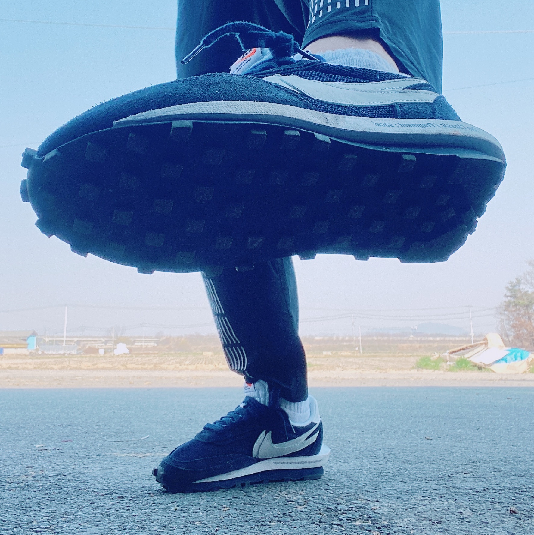 Nike x Sacai x Fragment LDWaffle Blackened Blue, Adidas Yeezy 700 V3 Mono Safflower 착용 스타일 - 2