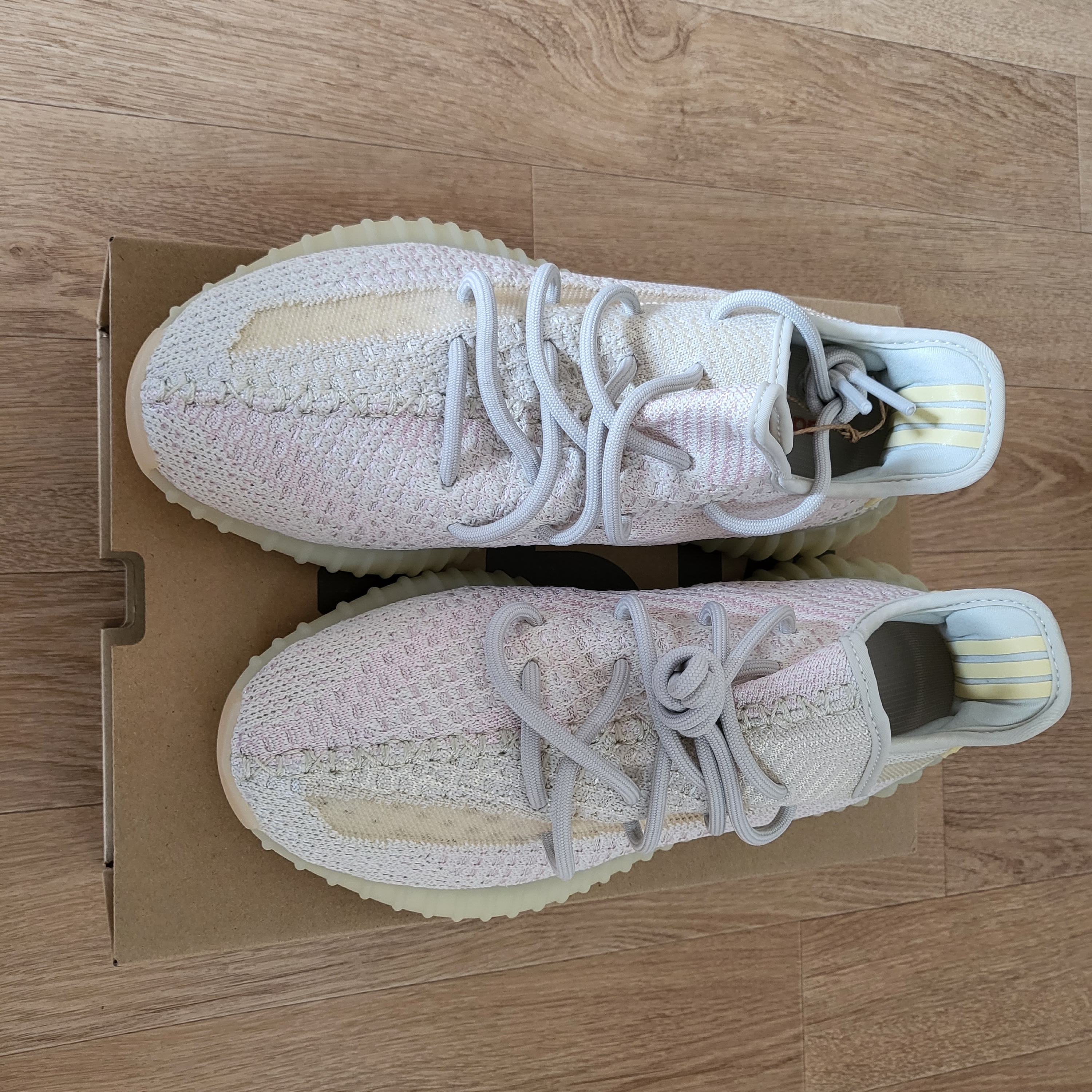 Adidas Yeezy Boost 350 V2 Light 착용 스타일 - 2