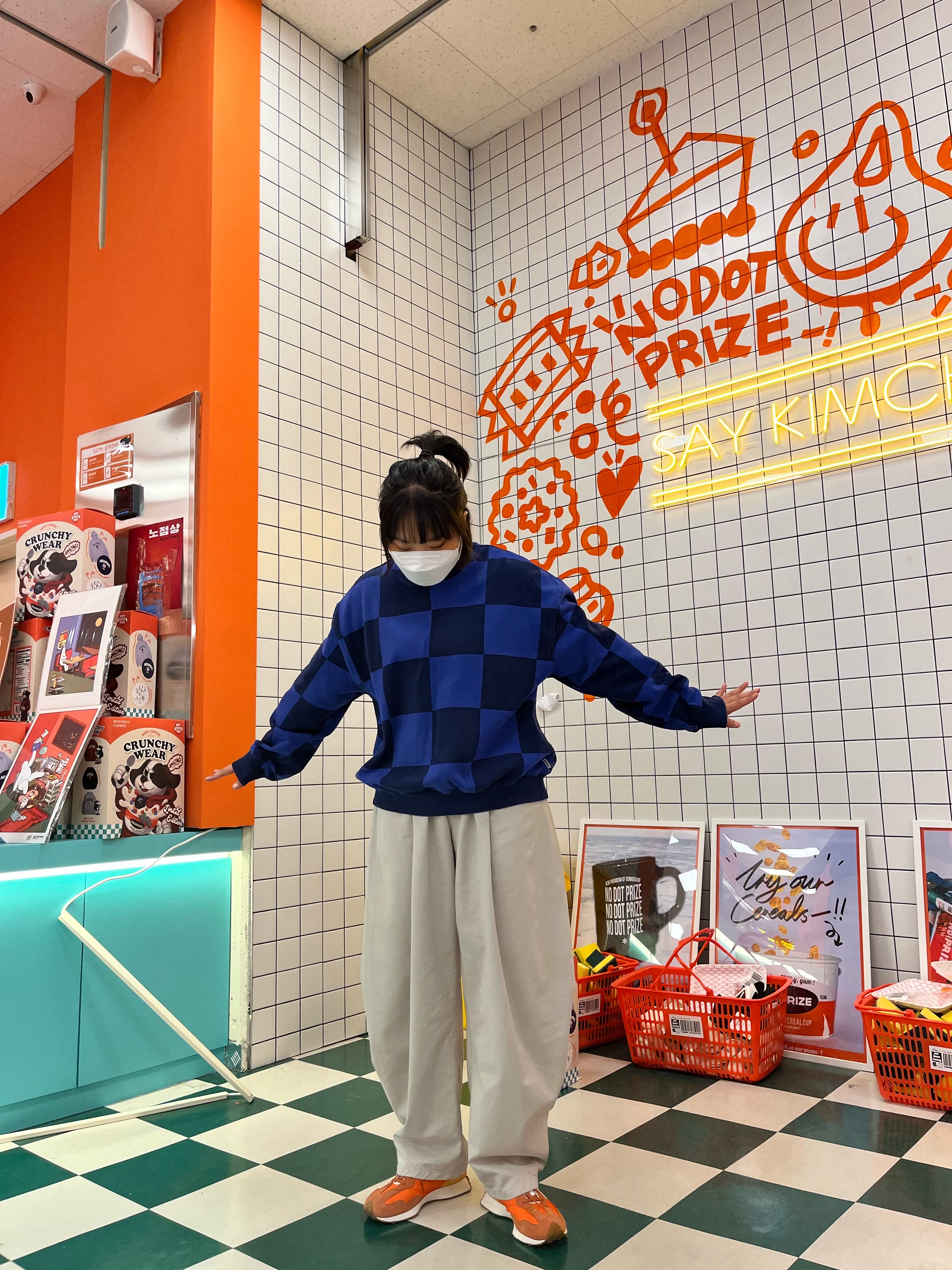 New Balance 327 Orange 착용 스타일 - 2