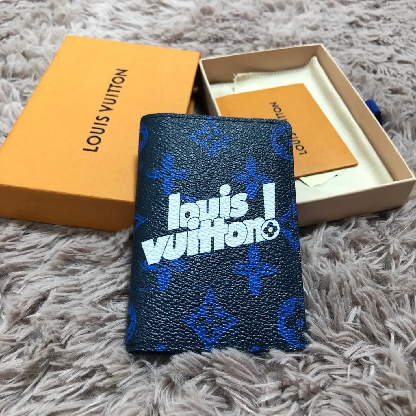 Louis Vuitton Pocket Organizer Everyday LV Vintage Monogram Blue 착용 스타일