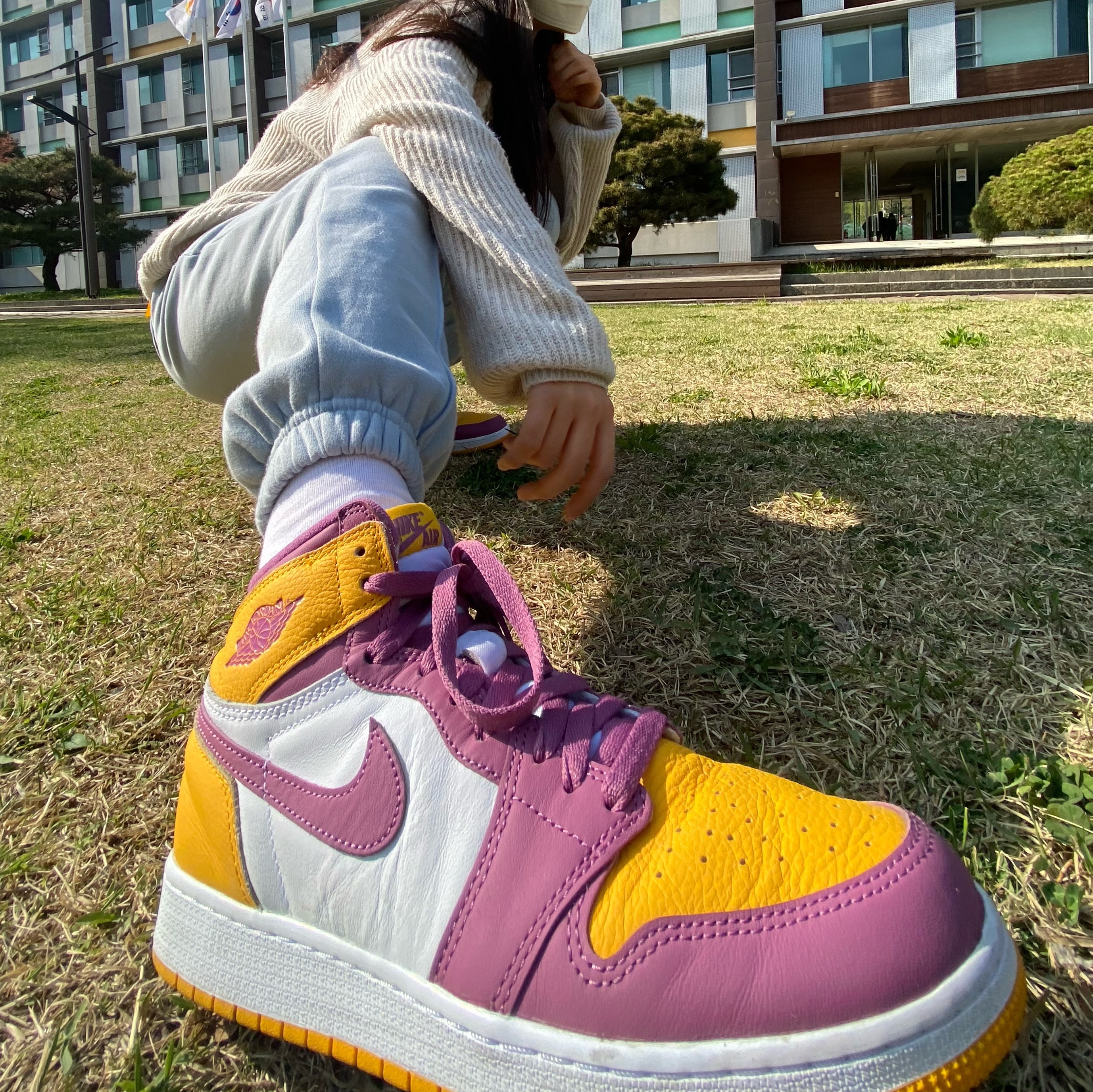 (GS) Jordan 1 Retro High OG University Gold Light Bordeaux 착용 스타일 - 3