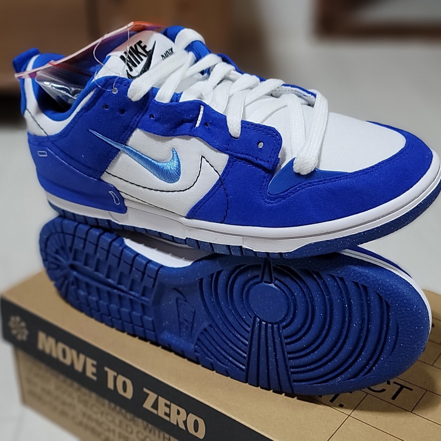 (W) Nike Dunk Low Disrupt 2 White and University Blue 착용 스타일 - 5