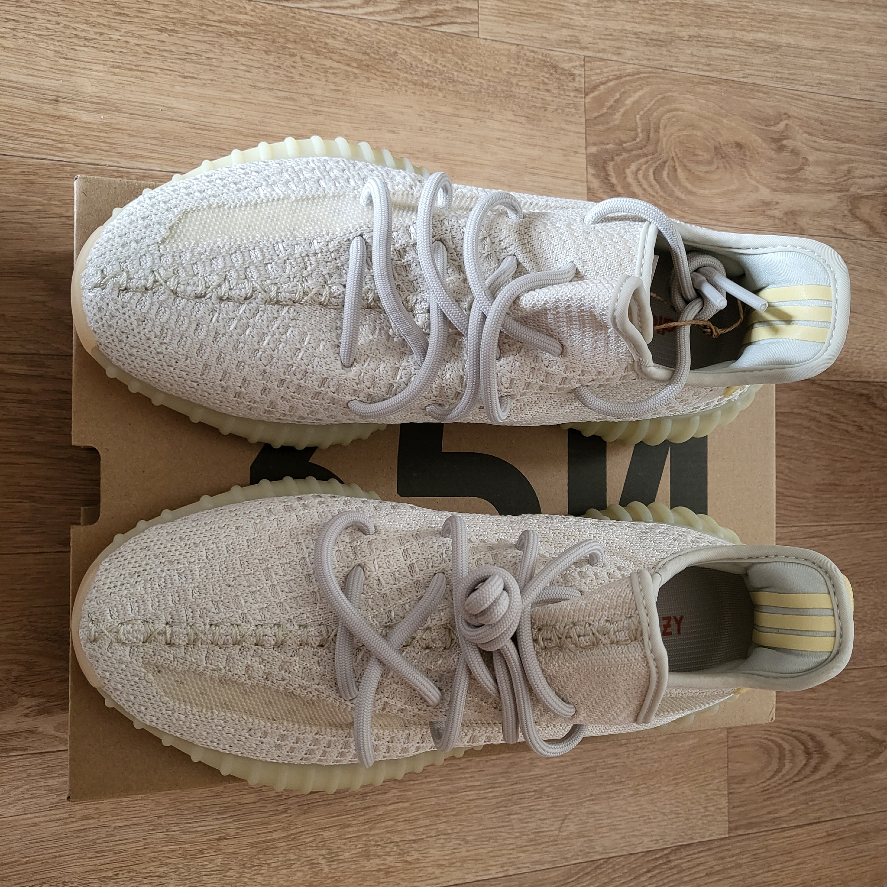 Adidas Yeezy Boost 350 V2 Light 착용 스타일 - 4