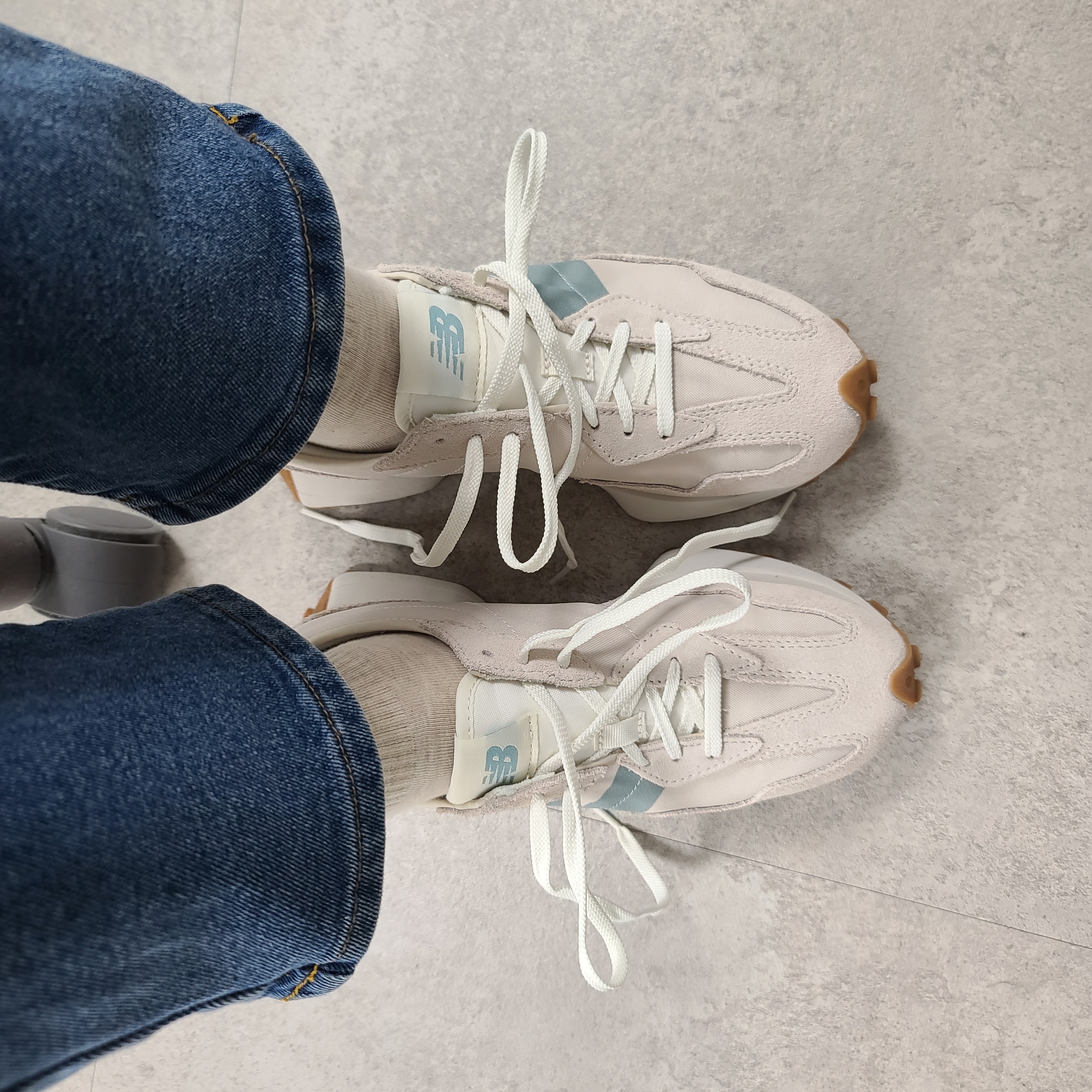 (W) New Balance 327 Moonbeam Storm Blue 착용 스타일 - 1