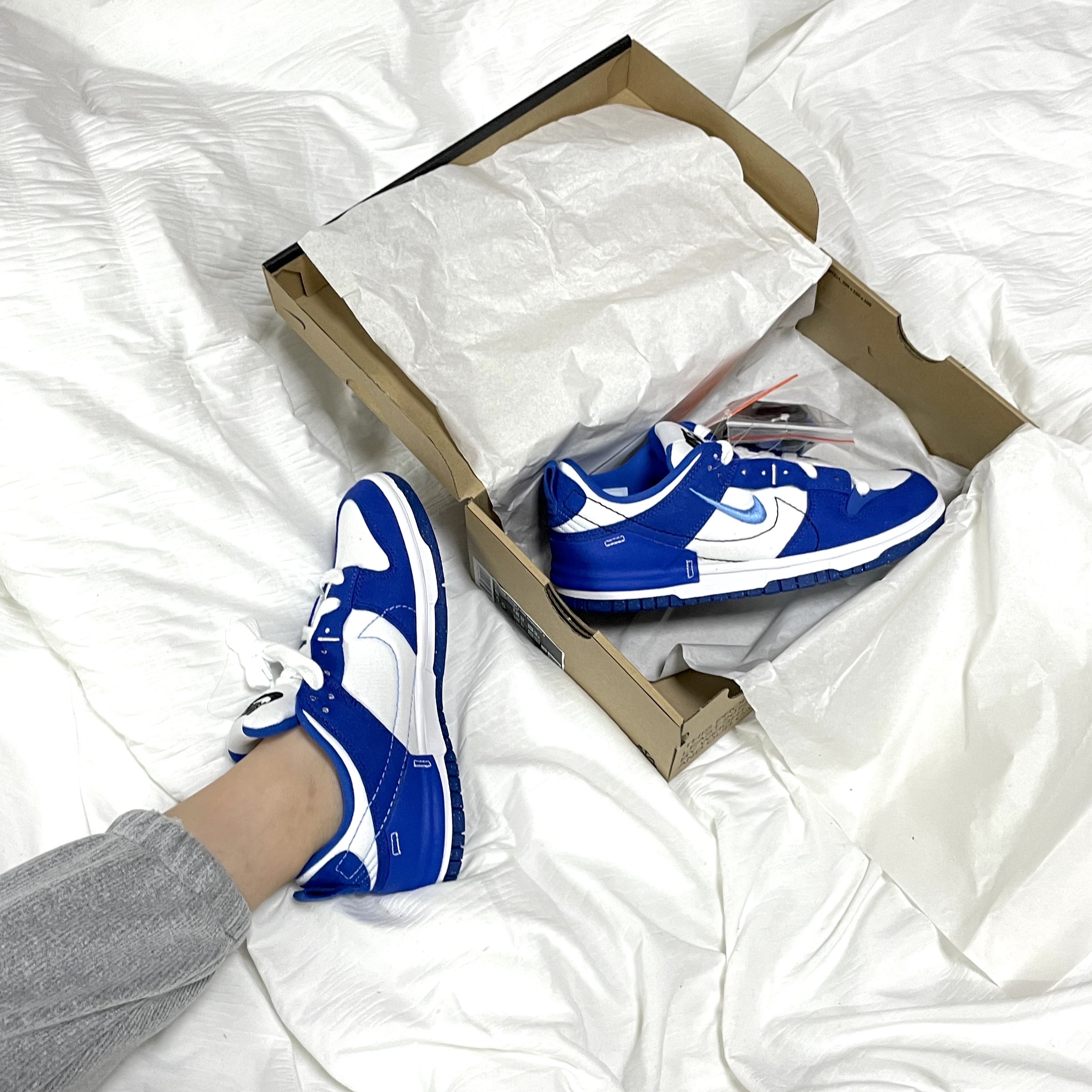 (W) Nike Dunk Low Disrupt 2 White and University Blue 착용 스타일 - 1
