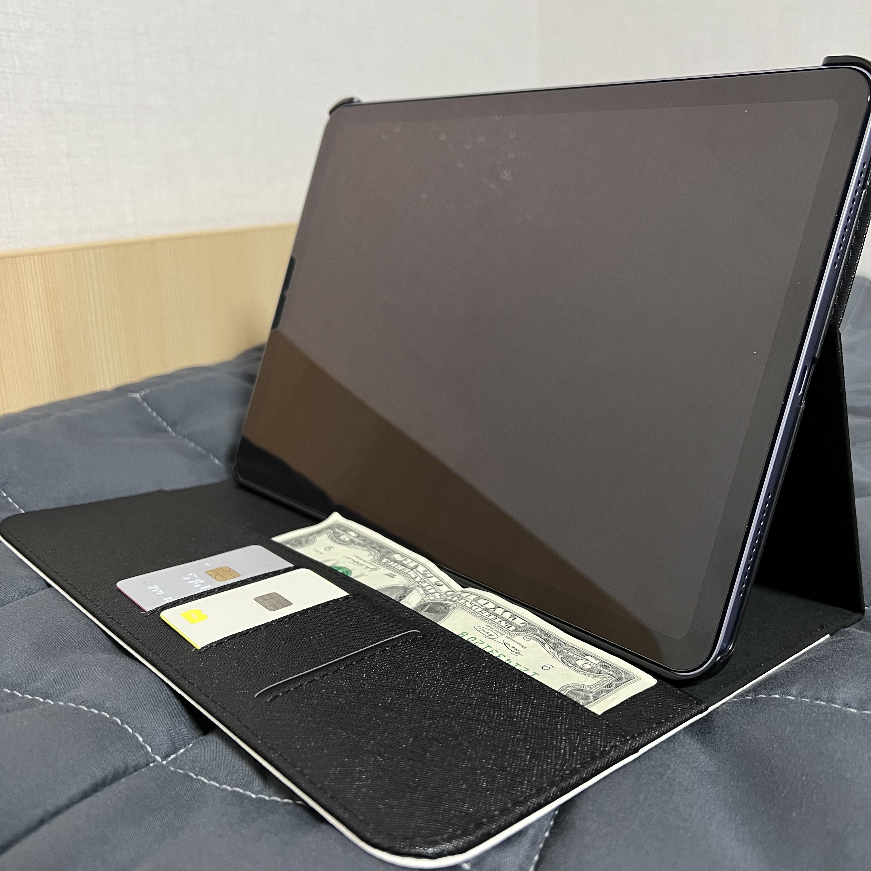 Apple iPad Air 5th Gen Wifi 64GB Purple (Korean Ver.) 착용 스타일 - 2