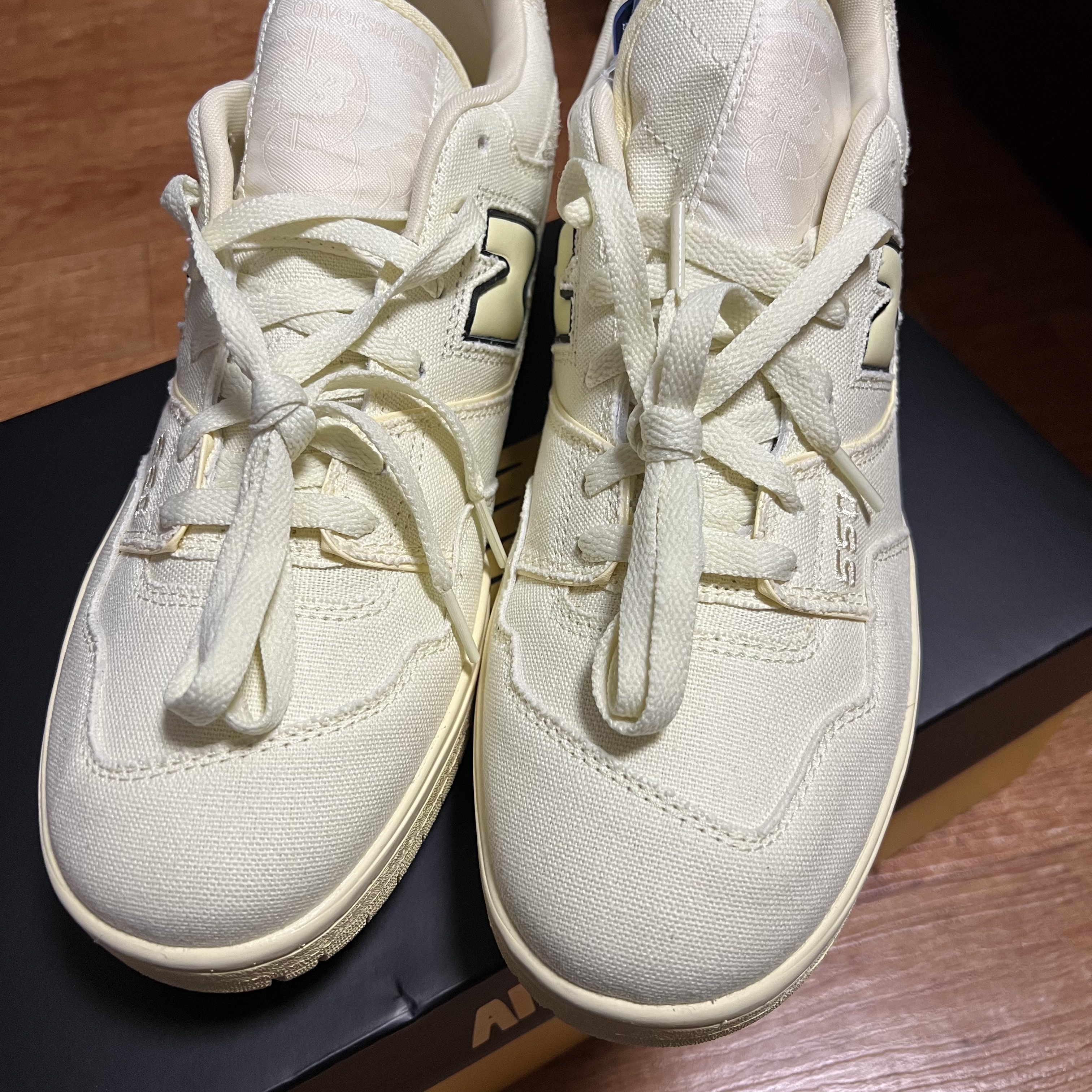 New Balance x Joe Freshgoods 550 Conversations Amongst Us Beige - 2E Wide 착용 스타일 - 1