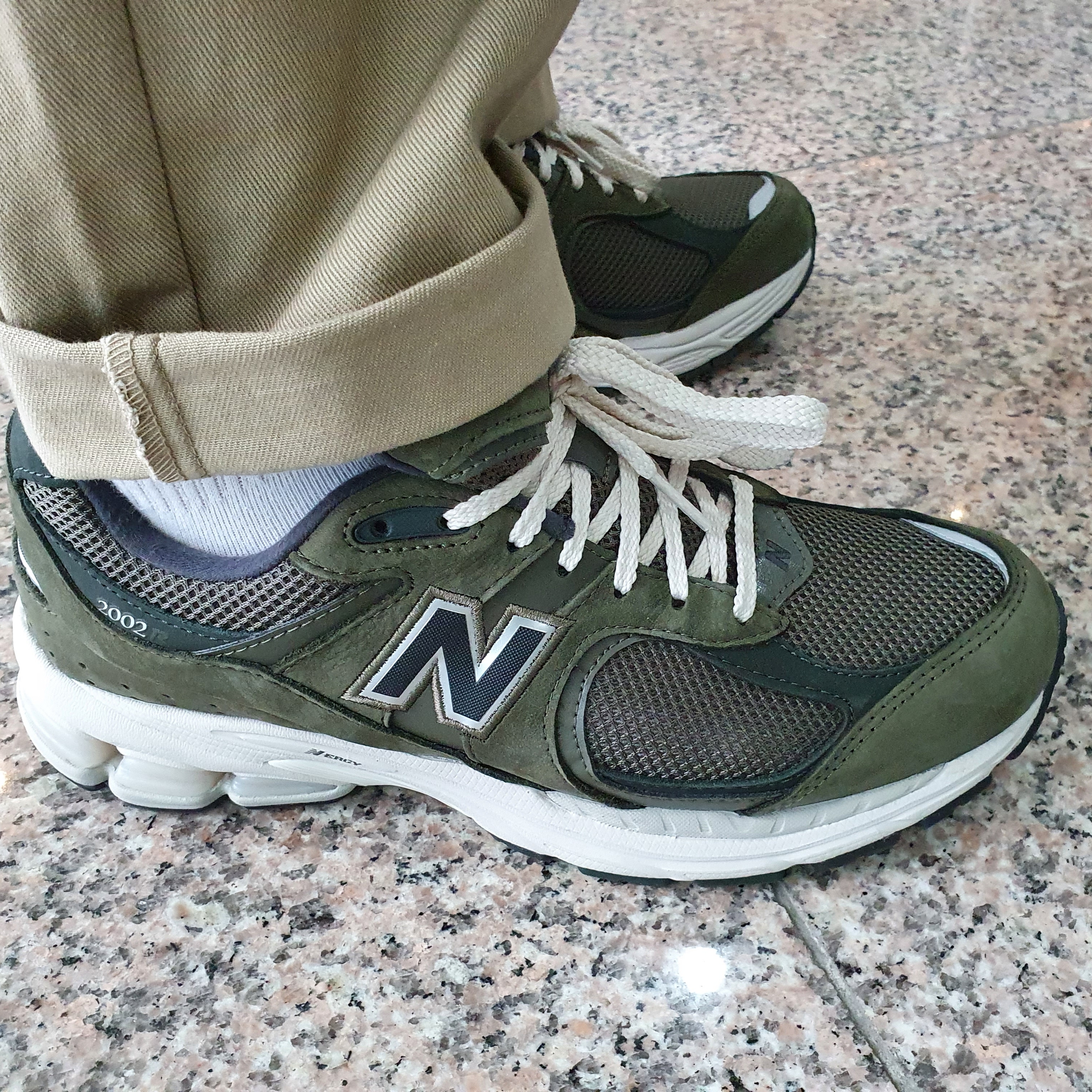 New Balance 2002R Grape Leaf 착용 스타일