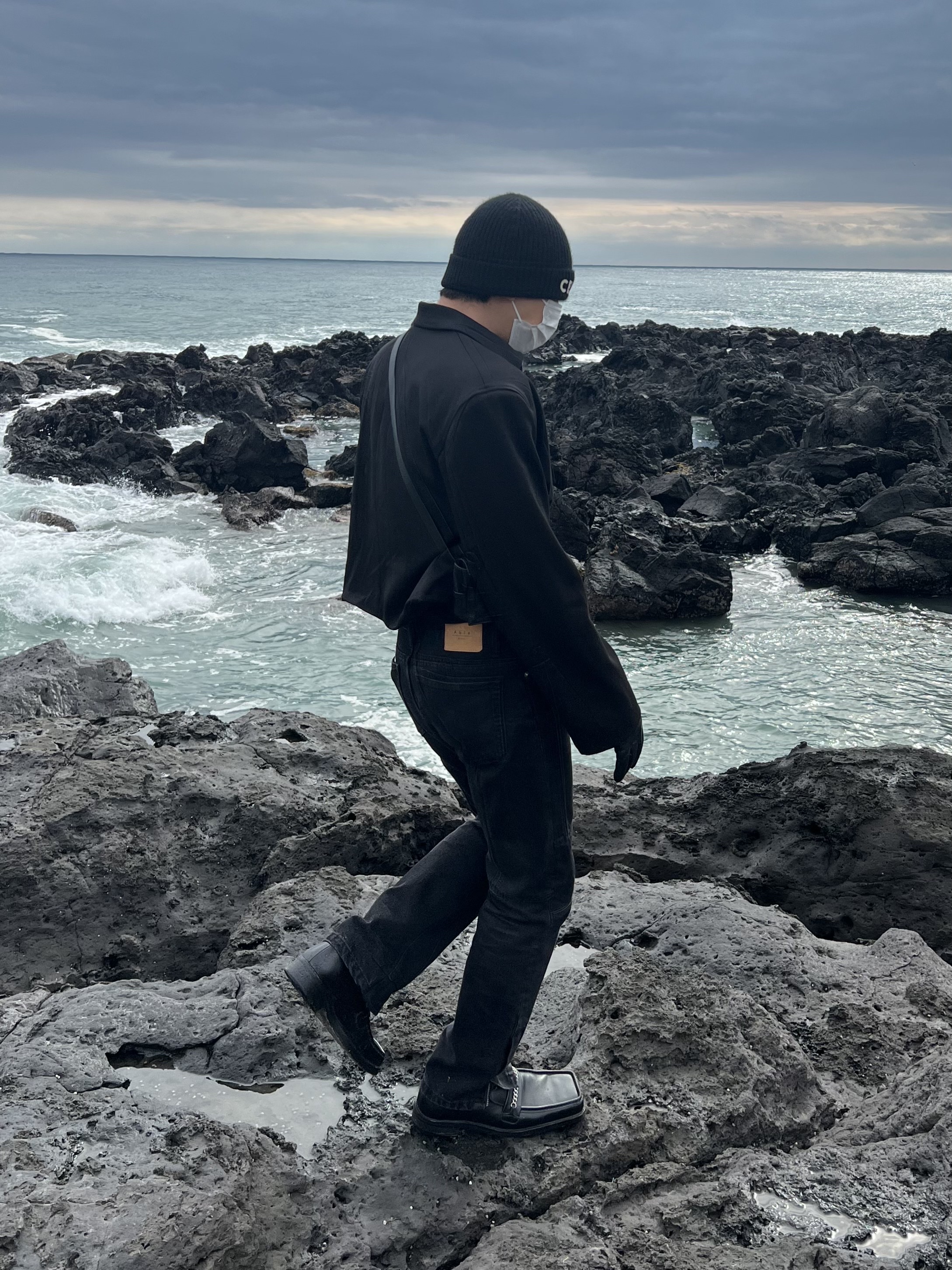 Our Legacy Ladon Leather Keychain Black, Celine Embroidered Knit Wool Beanie Black 착용 스타일 - 2