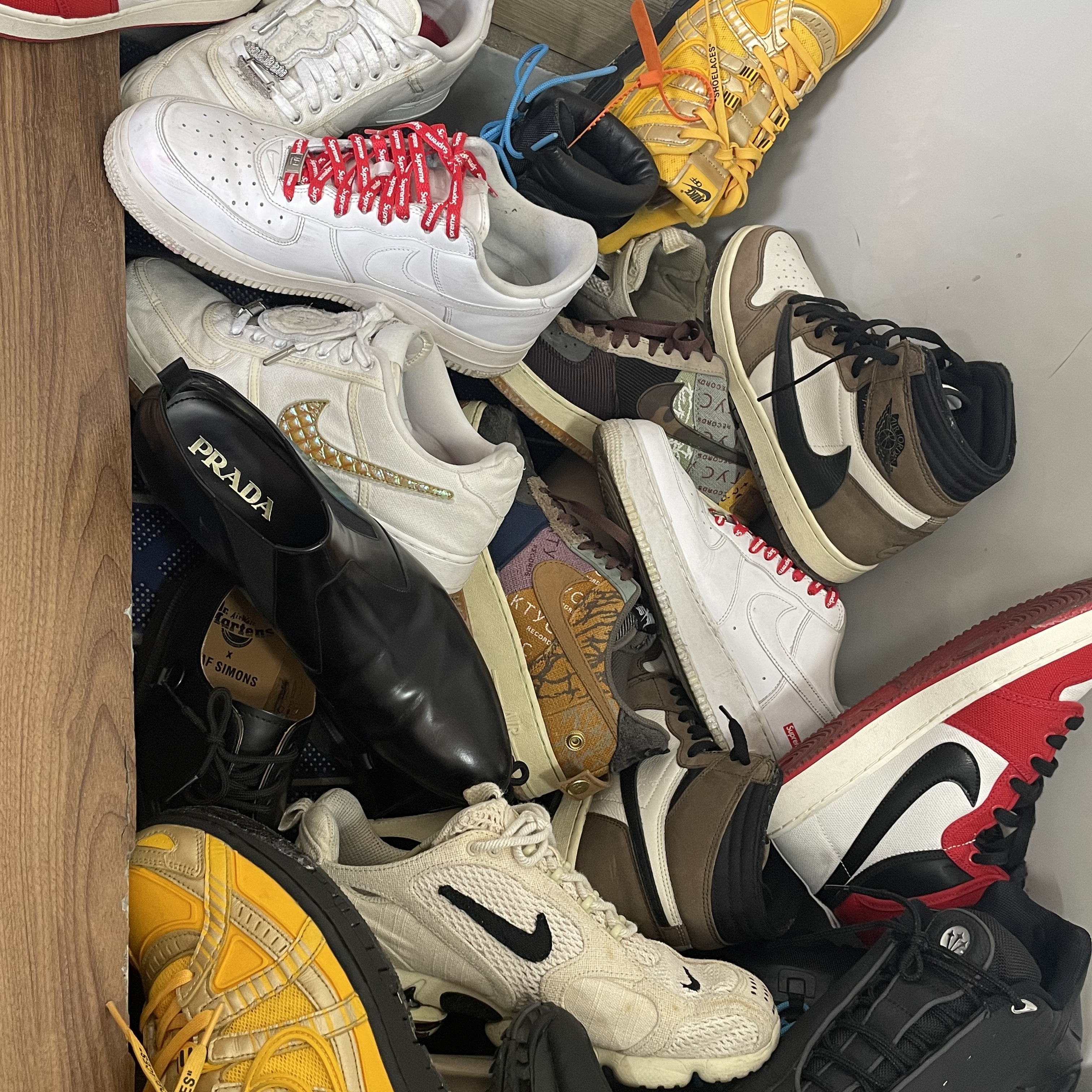 Jordan 1 x Travis Scott Retro High OG SP Mocha, Nike x Travis Scott Air Force 1 Low Cactus Jack 착용 스타일