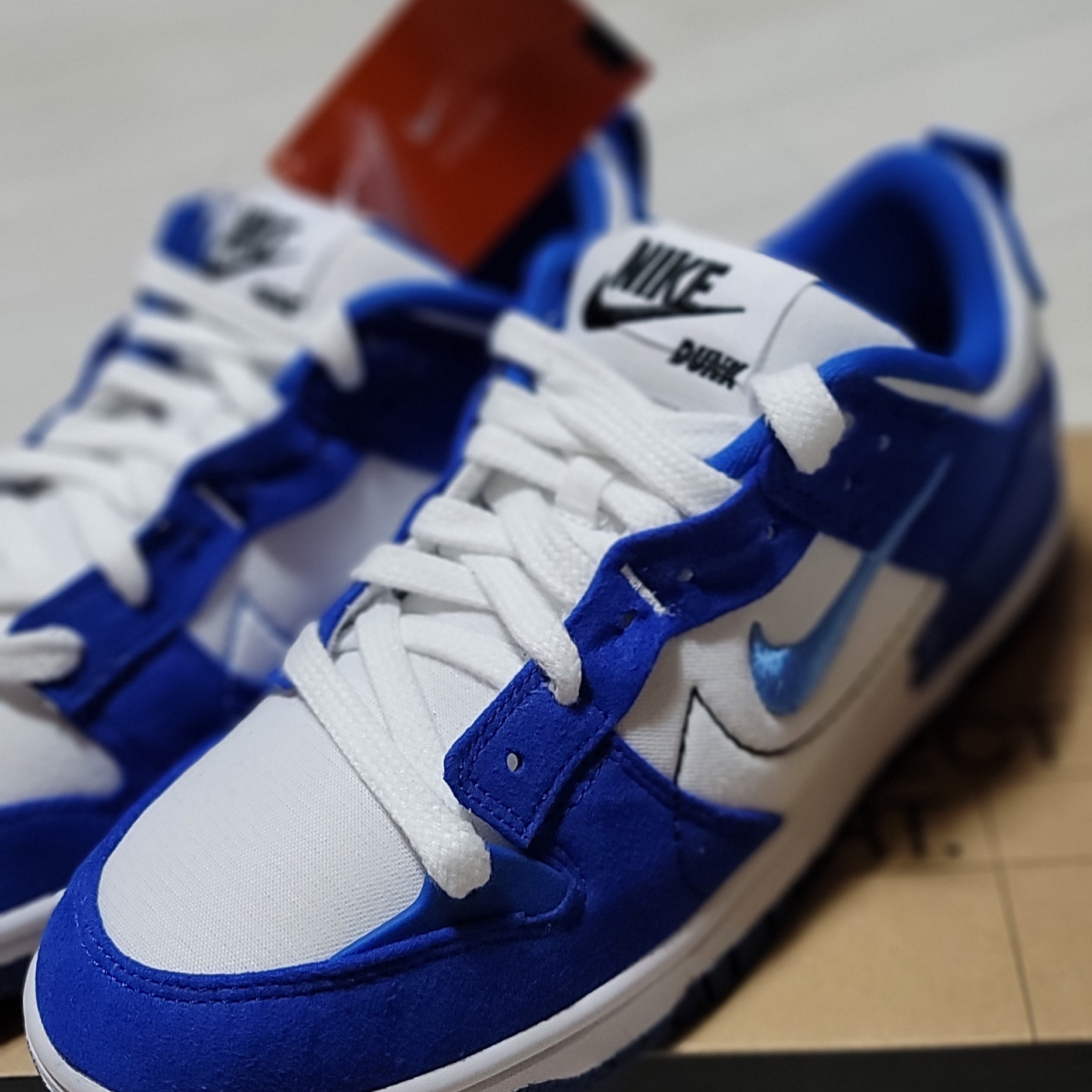 (W) Nike Dunk Low Disrupt 2 White and University Blue 착용 스타일 - 4