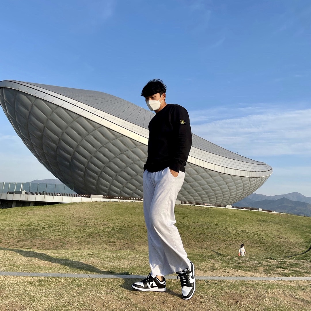Nike Dunk Low Retro Black, Stone Island 63051 Crewneck Sweatshirt Black - 22SS 착용 스타일