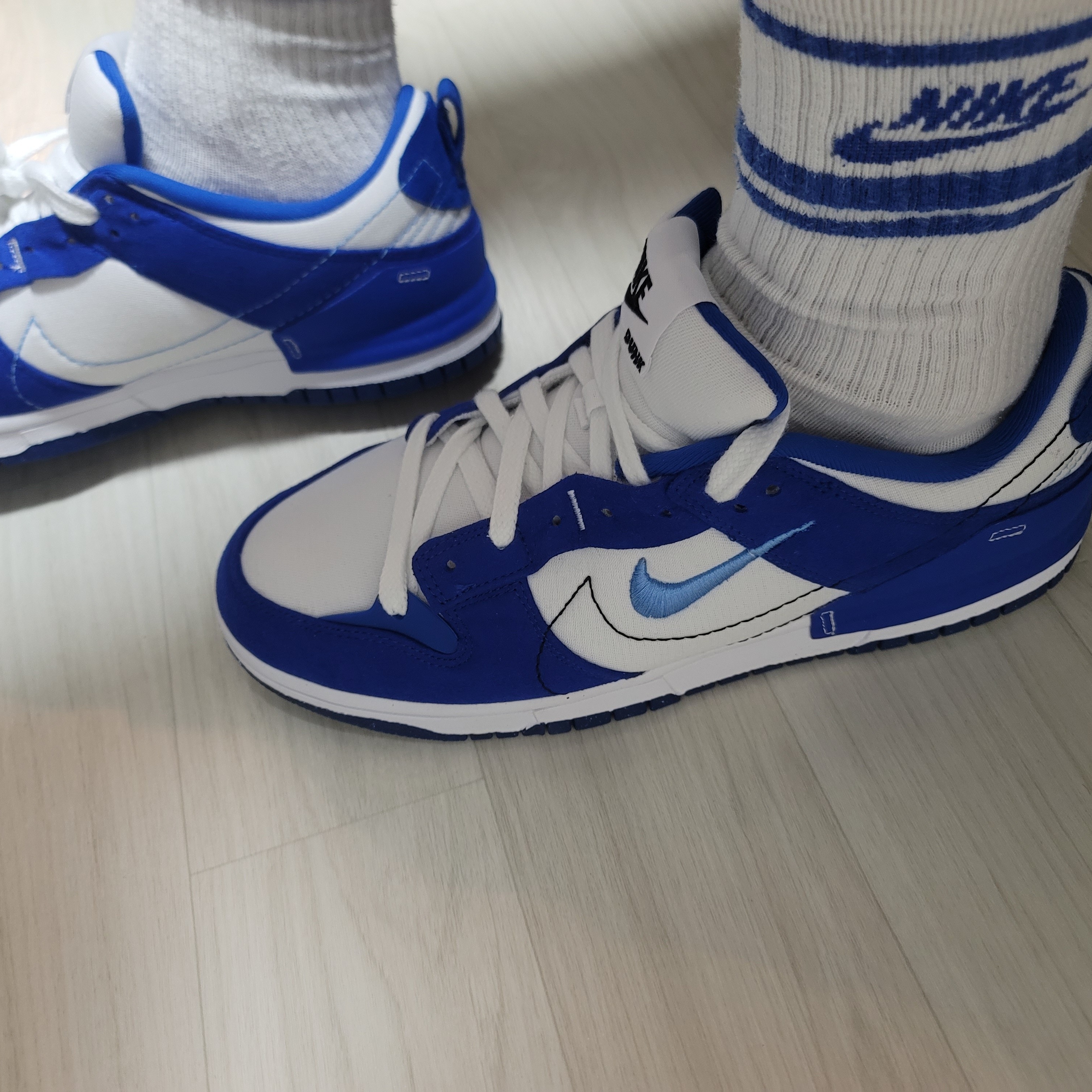 (W) Nike Dunk Low Disrupt 2 White and University Blue 착용 스타일 - 1