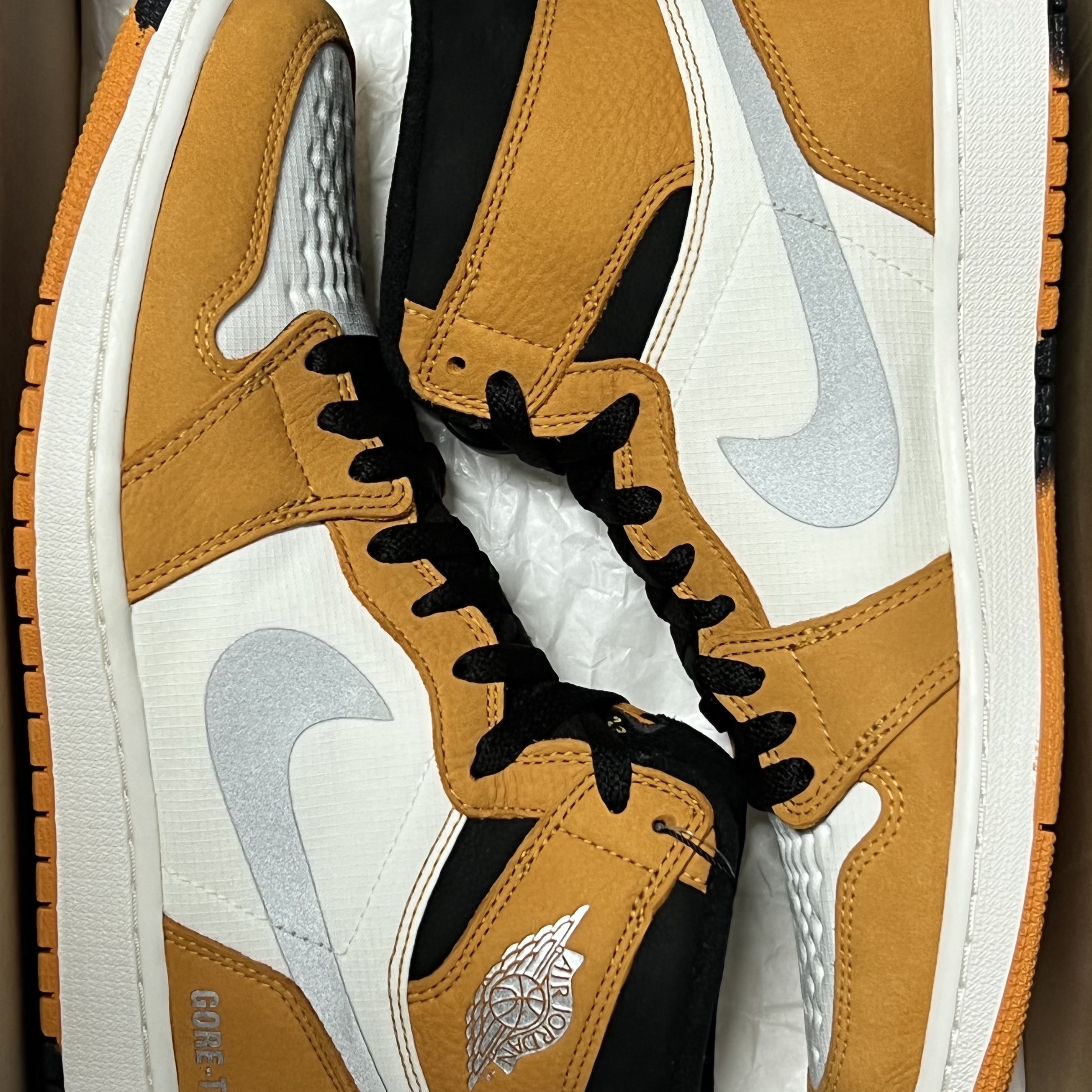 Jordan 1 Element Gore-Tex Light Curry, Jordan 1 Retro High Rookie of the Year 착용 스타일 - 1