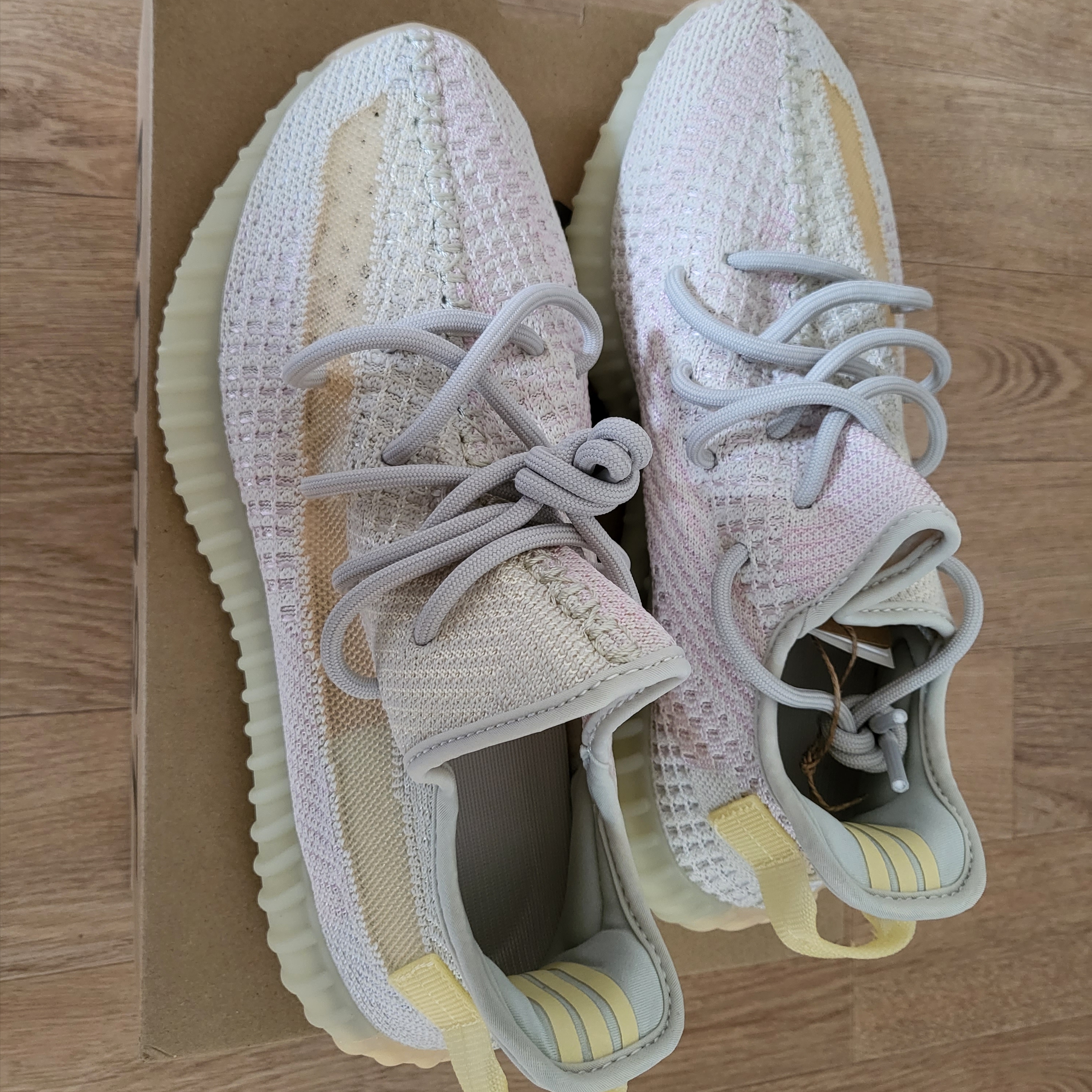 Adidas Yeezy Boost 350 V2 Light 착용 스타일 - 1
