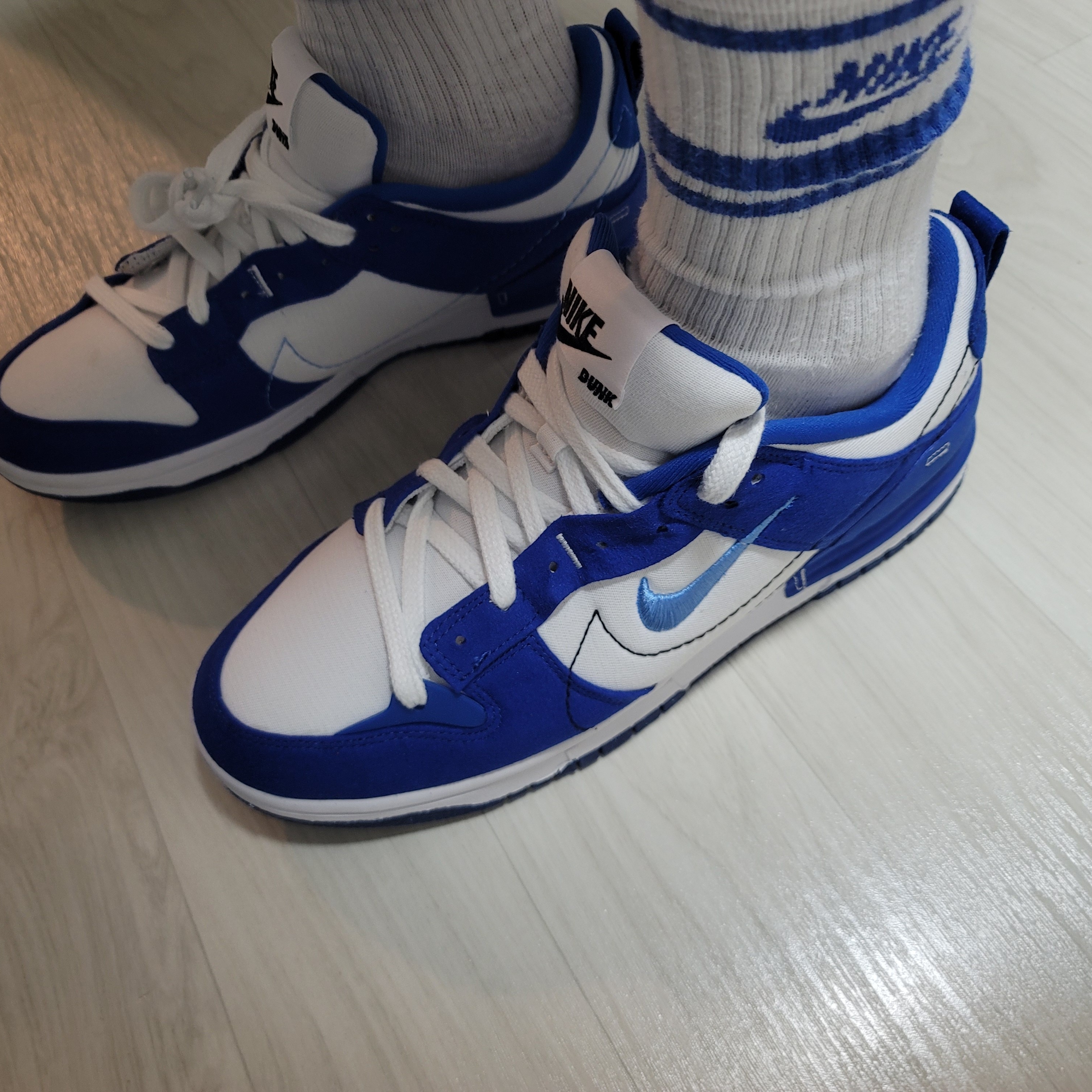 (W) Nike Dunk Low Disrupt 2 White and University Blue 착용 스타일 - 2