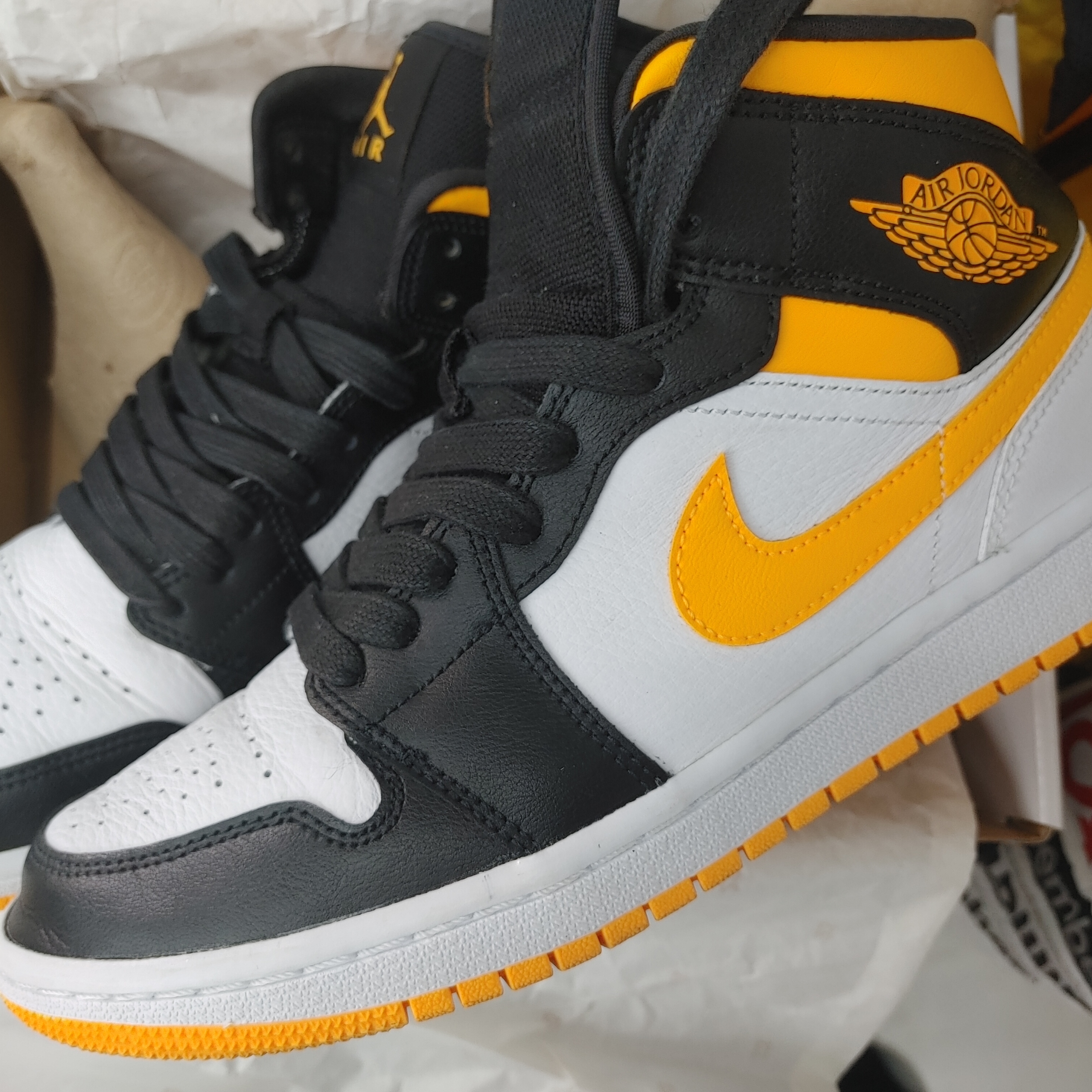 (W) Jordan 1 Mid SE Laser Orange 착용 스타일
