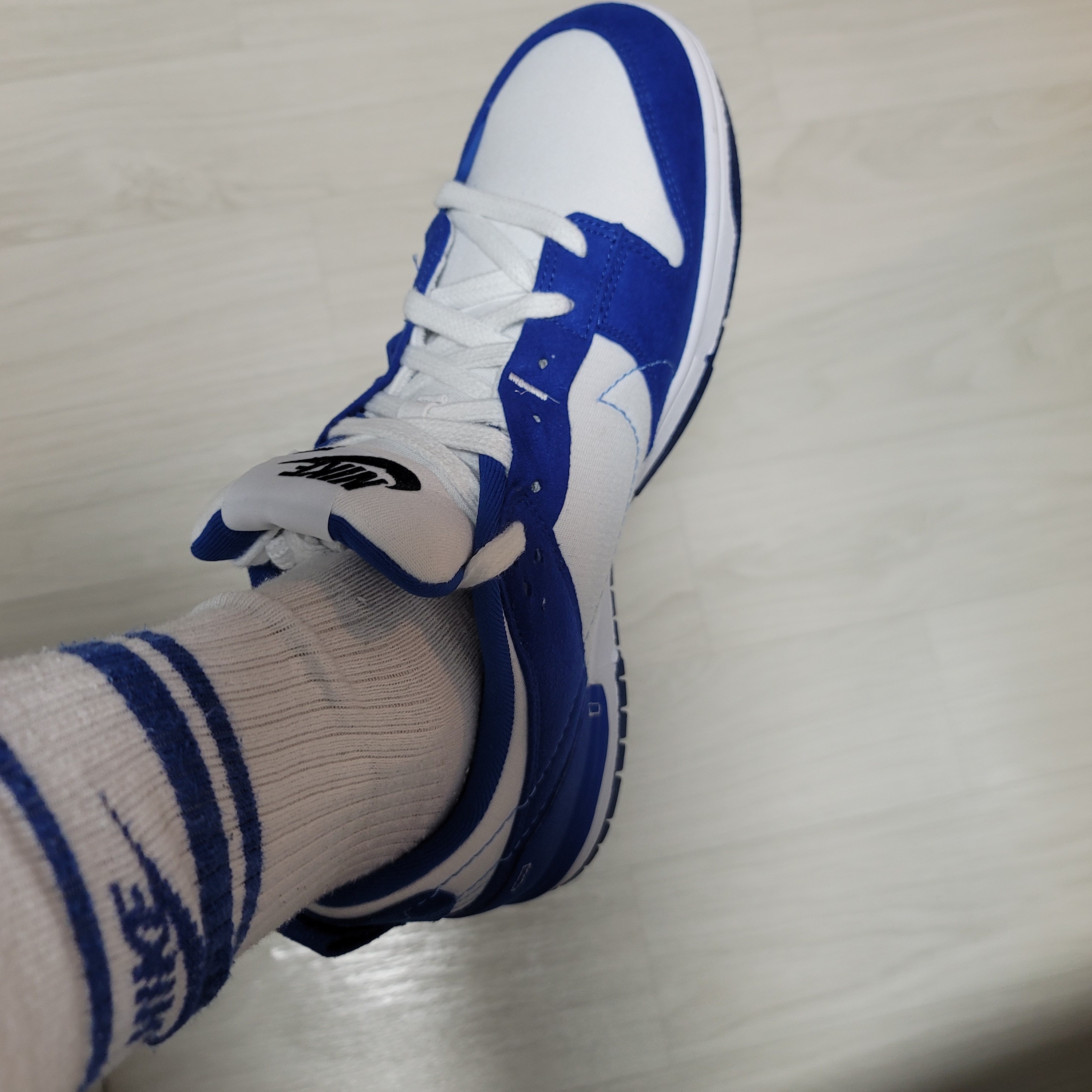 (W) Nike Dunk Low Disrupt 2 White and University Blue 착용 스타일 - 3