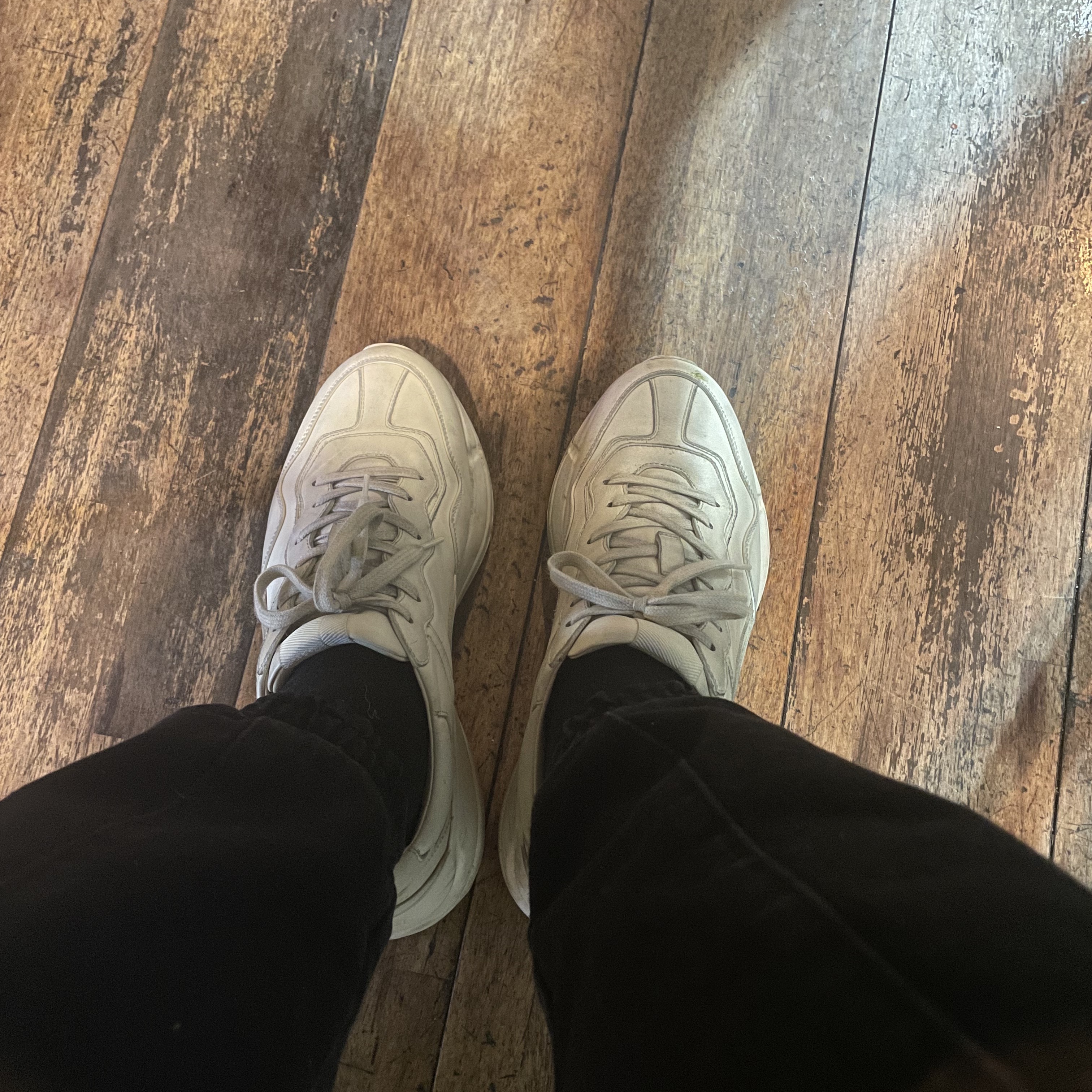 Gucci Rhyton Leather Sneakers Distressed Ivory 착용 스타일