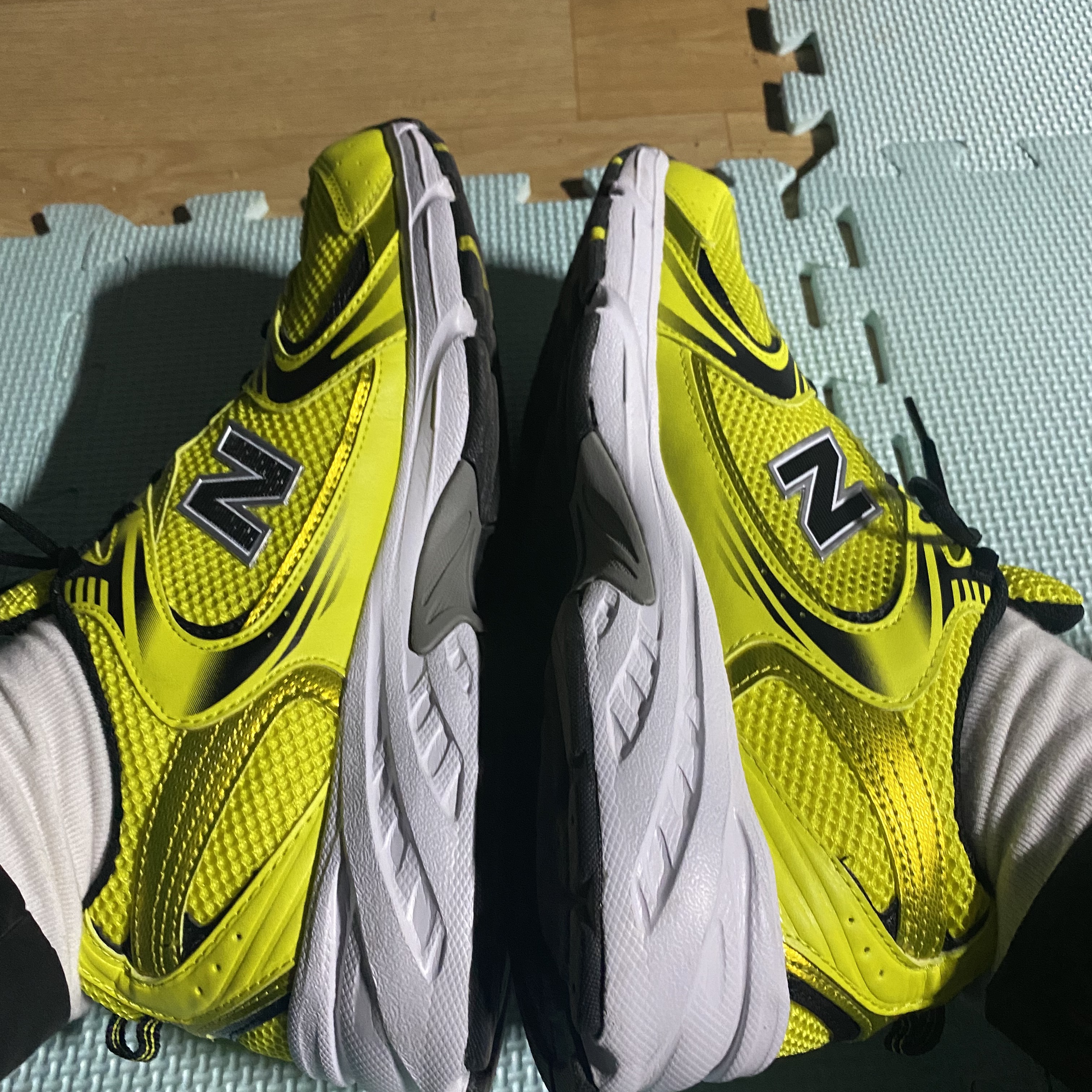 New Balance 530 Yellow 착용 스타일
