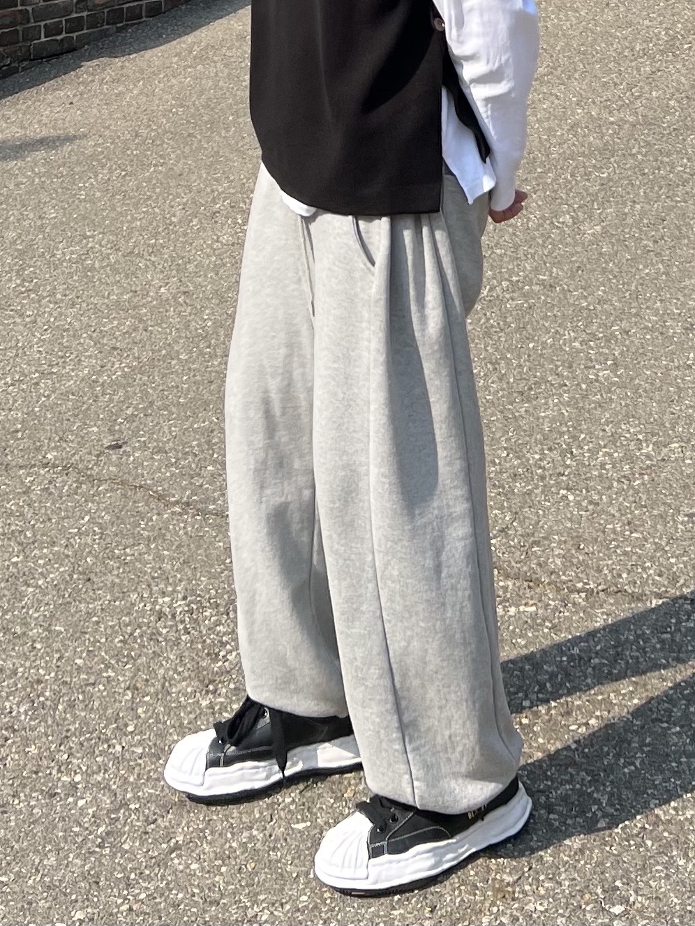 Maison Mihara Yasuhiro Blakey OG Sole Leather Low-top Sneakers Black, Adidas Superstar Premium Black White 착용 스타일 - 4