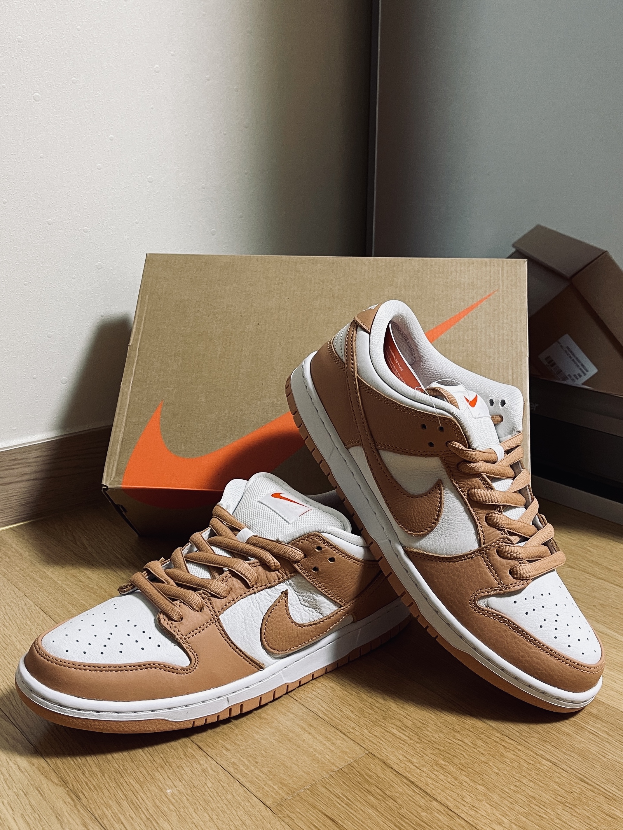 Nike SB Dunk Low Pro Light Cognac 착용 스타일